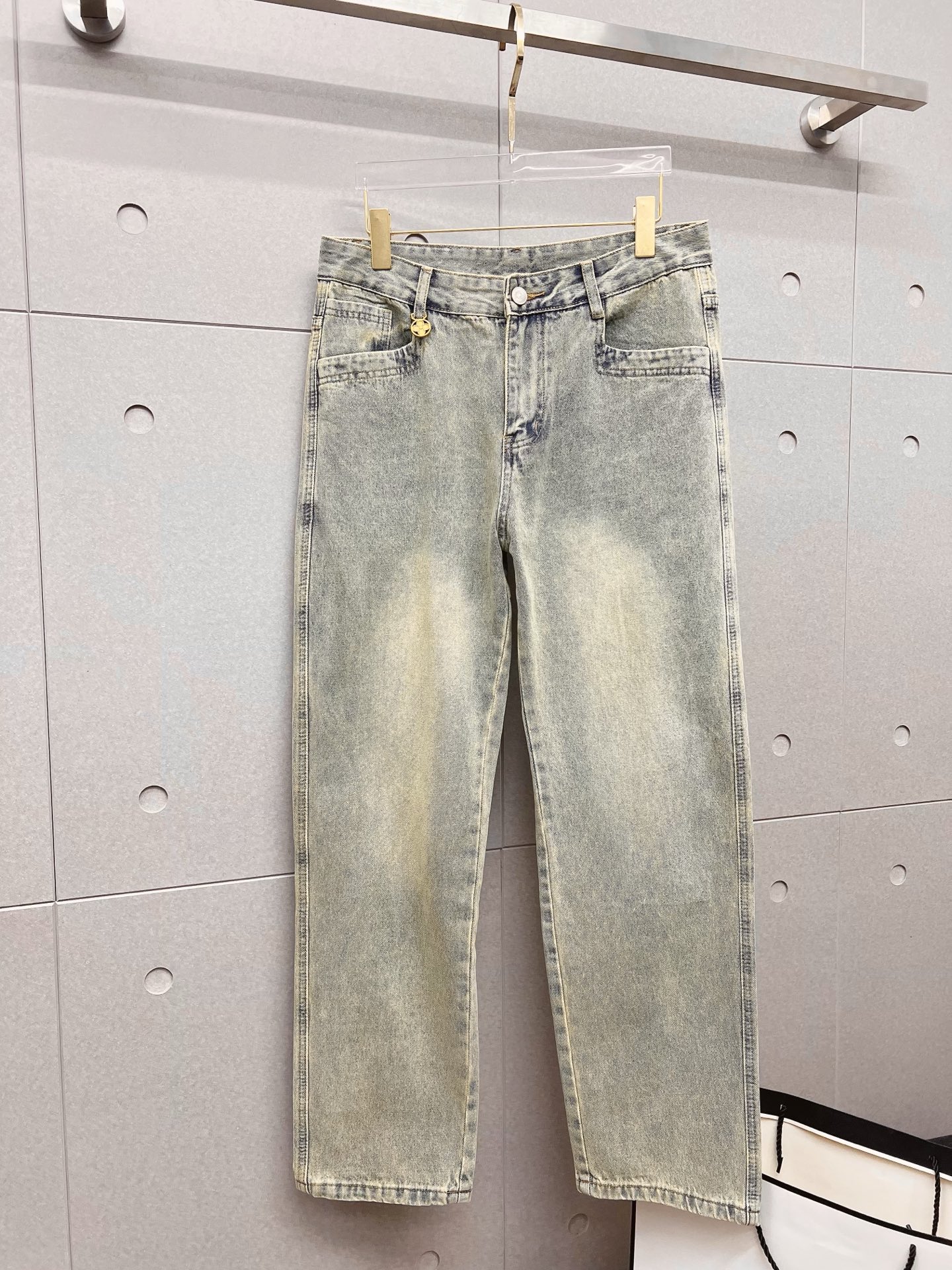 NO:872210,LV men's fashion trendy large hem jeans, official album and poster wear style!  High-grade imported denim raw color fabrics are supplied to customers, and the pure 13oz denim fabrics from Okayama, Japan are specially selected. Heavy-duty environmentally friendly plant enzyme washing process is used. The texture has a light retro color, which is quite beautiful and is very suitable for autumn and winter color matching. The fabric is soft and delicate after washing, but has strong bones and a slight stretch, providing an excellent comfortable experience. There is no damage from any technological elements throughout the body, retaining the purest tannin color!  The details throughout the body are perfect, exquisite and sophisticated. The latest leather label on the waist highlights the brand's characteristics. The hardware accessories, leather label and wiring all reflect the craftsmanship!  The silhouette is perfectly tailored and has excellent butt lift and slimming effect. It can be easily matched with any top in the wardrobe. It has wide compatibility and is suitable for various daily wear. The upper body is full of style. It is a must-have trousers for those who are obsessed with quality control and 1V!  Size 29-38 No 35 37,,louis vuitton,jeans,19860909LV 男士时尚潮流大裤脚牛仔裤,官宣画册海报穿搭款！ 客供高级进口的丹宁原色面料,特选日本冈山纯正13oz 盎司牛仔布料,重磅环保植物酵素水洗工艺,肌理有着淡淡的复古色彩,相当漂亮,极符合秋冬的配色,面料经过水洗后柔软细腻,但筋骨感极强,且略带弹力,提供了绝佳的舒适体验,通身无任何工艺元素破坏,保留了最纯粹的丹宁本色！通身细节完美如斯,精湛且考究,最新的腰部皮标彰显了品牌特质,五金配件、皮标、走线无不体现出匠心工艺！版型剪裁完美,提臀修身效果绝佳,可轻松横扫衣橱任何的上装搭配,兼容性广泛,满足于日常各种穿搭,上身型款十足,于品质控及1V迷控者必入型裤装！ 尺码29-38 无35 37,,louis vuitton,jeans,,Men's clothing