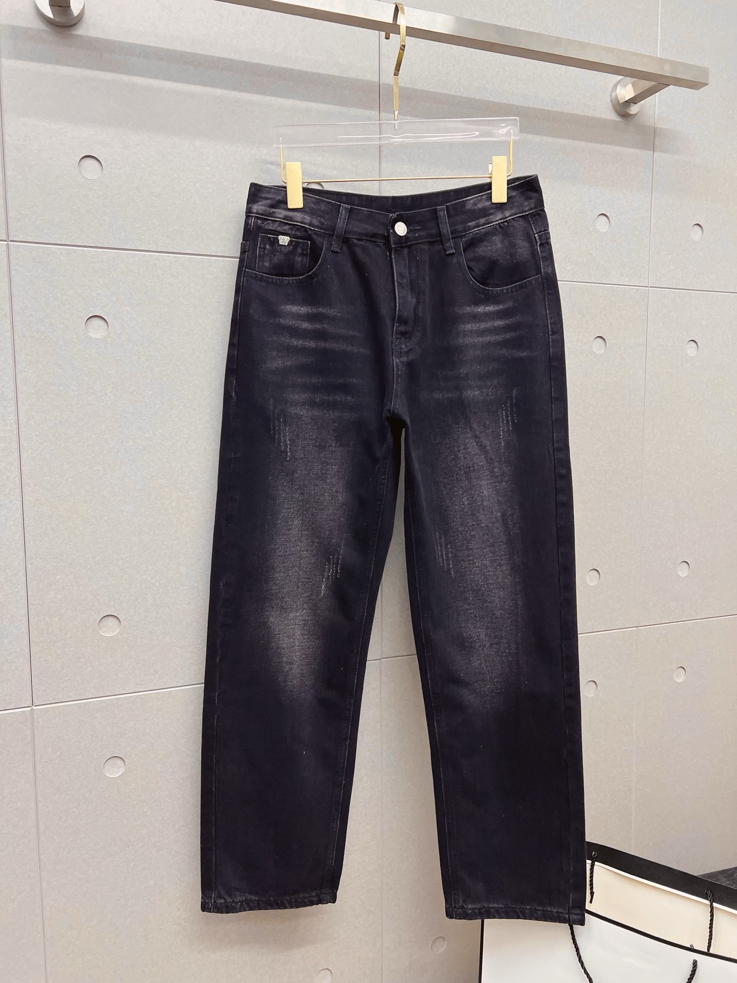 NO:872204,Versace men's fashion trendy large hem jeans, official album and poster style!  High-grade imported denim raw color fabrics are supplied to customers, and the pure 13oz denim fabrics from Okayama, Japan are specially selected. Heavy-duty environmentally friendly plant enzyme washing process is used. The texture has a light retro color, which is quite beautiful and is very suitable for autumn and winter color matching. The fabric is soft and delicate after washing, but has strong bones and a slight stretch, providing an excellent comfortable experience. There is no damage from any technological elements throughout the body, retaining the purest tannin color!  The details throughout the body are perfect, exquisite and sophisticated. The latest leather label on the waist highlights the brand's characteristics. The hardware accessories, leather label and wiring all reflect the craftsmanship!  The silhouette is perfectly tailored and has excellent butt lift and slimming effect. It can be easily matched with any top in the wardrobe. It has wide compatibility and is suitable for various daily wear. The upper body is full of style. It is a must-have trousers for those who are obsessed with quality control and 1V!  Size 29-38 No 35 37,,versace,jeans,19860909范思哲 男士时尚潮流大裤脚牛仔裤,官宣画册海报穿搭款！ 客供高级进口的丹宁原色面料,特选日本冈山纯正13oz 盎司牛仔布料,重磅环保植物酵素水洗工艺,肌理有着淡淡的复古色彩,相当漂亮,极符合秋冬的配色,面料经过水洗后柔软细腻,但筋骨感极强,且略带弹力,提供了绝佳的舒适体验,通身无任何工艺元素破坏,保留了最纯粹的丹宁本色！通身细节完美如斯,精湛且考究,最新的腰部皮标彰显了品牌特质,五金配件、皮标、走线无不体现出匠心工艺！版型剪裁完美,提臀修身效果绝佳,可轻松横扫衣橱任何的上装搭配,兼容性广泛,满足于日常各种穿搭,上身型款十足,于品质控及1V迷控者必入型裤装！ 尺码29-38 无35 37,,versace,jeans,,Men's clothing