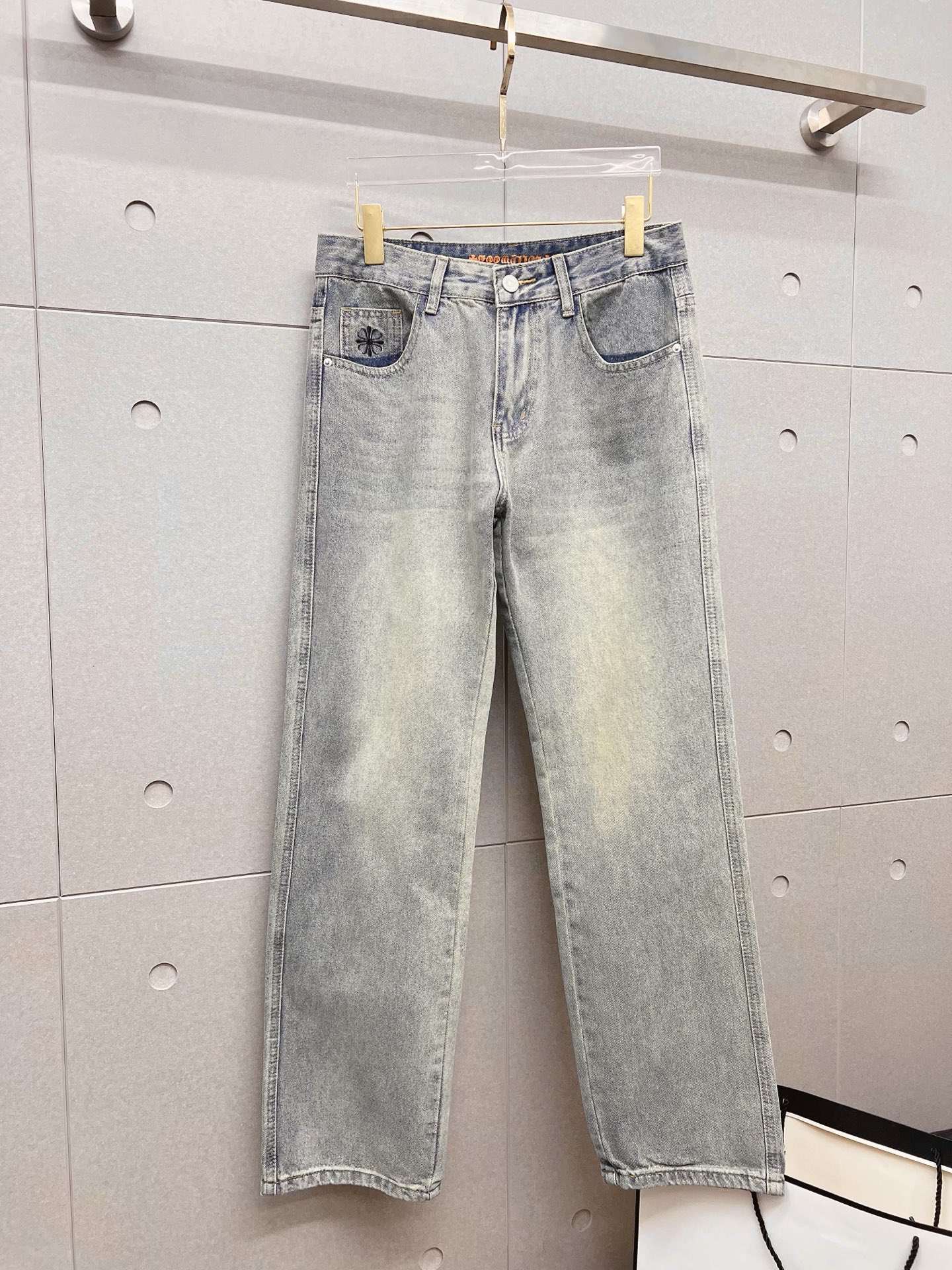 NO:872196,Croxin men's fashionable large-leg jeans, official album and poster outfit!  High-grade imported denim raw color fabrics are supplied to customers, and the pure 13oz denim fabrics from Okayama, Japan are specially selected. Heavy-duty environmentally friendly plant enzyme washing process is used. The texture has a light retro color, which is quite beautiful and is very suitable for autumn and winter color matching. The fabric is soft and delicate after washing, but has strong bones and a slight stretch, providing an excellent comfortable experience. There is no damage from any technological elements throughout the body, retaining the purest tannin color!  The details throughout the body are perfect, exquisite and sophisticated. The latest leather label on the waist highlights the brand's characteristics. The hardware accessories, leather label and wiring all reflect the craftsmanship!  The silhouette is perfectly tailored and has excellent butt lift and slimming effect. It can be easily matched with any top in the wardrobe. It has wide compatibility and is suitable for various daily wear. The upper body is full of style. It is a must-have trousers for those who are obsessed with quality control and 1V!  Size 29-38 No 35 37,,chrome hearts,jeans,19860909克罗心 男士时尚潮流大裤脚牛仔裤,官宣画册海报穿搭款！ 客供高级进口的丹宁原色面料,特选日本冈山纯正13oz 盎司牛仔布料,重磅环保植物酵素水洗工艺,肌理有着淡淡的复古色彩,相当漂亮,极符合秋冬的配色,面料经过水洗后柔软细腻,但筋骨感极强,且略带弹力,提供了绝佳的舒适体验,通身无任何工艺元素破坏,保留了最纯粹的丹宁本色！通身细节完美如斯,精湛且考究,最新的腰部皮标彰显了品牌特质,五金配件、皮标、走线无不体现出匠心工艺！版型剪裁完美,提臀修身效果绝佳,可轻松横扫衣橱任何的上装搭配,兼容性广泛,满足于日常各种穿搭,上身型款十足,于品质控及1V迷控者必入型裤装！ 尺码29-38 无35 37,,chrome hearts,jeans,,Men's clothing