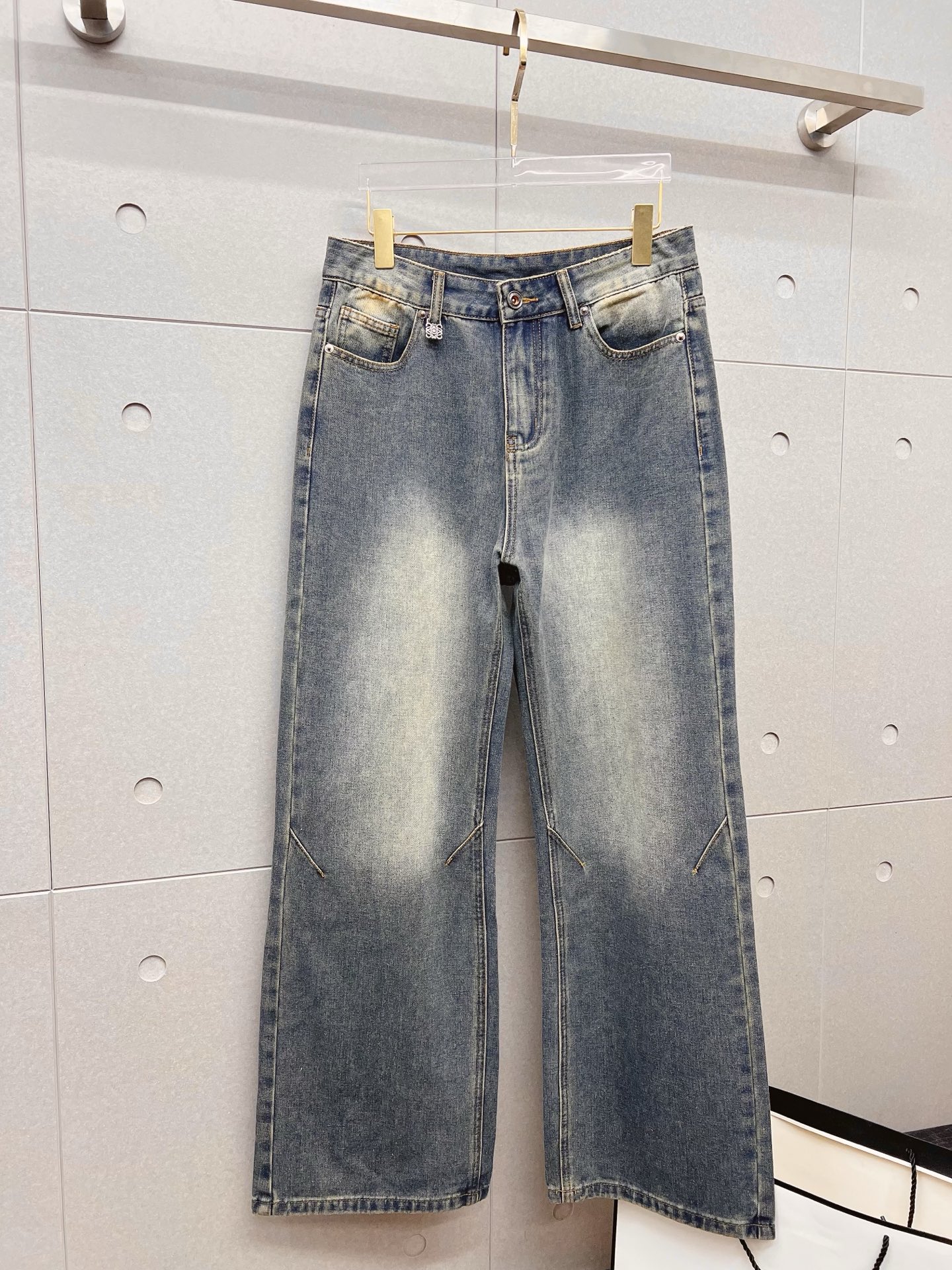 NO:872188,Loewe men's fashionable large-leg jeans, official album and poster outfit!  High-grade imported denim raw color fabrics are supplied to customers, and the pure 13oz denim fabrics from Okayama, Japan are specially selected. Heavy-duty environmentally friendly plant enzyme washing process is used. The texture has a light retro color, which is quite beautiful and is very suitable for autumn and winter color matching. The fabric is soft and delicate after washing, but has strong bones and a slight stretch, providing an excellent comfortable experience. There is no damage from any technological elements throughout the body, retaining the purest tannin color!  The details throughout the body are perfect, exquisite and sophisticated. The latest leather label on the waist highlights the brand's characteristics. The hardware accessories, leather label and wiring all reflect the craftsmanship!  The silhouette is perfectly tailored and has excellent butt lift and slimming effect. It can be easily matched with any top in the wardrobe. It has wide compatibility and is suitable for various daily wear. The upper body is full of style. It is a must-have trousers for those who are obsessed with quality control and 1V!  Size 29-38 No 35 37,,loewe,jeans,19860909罗意威 男士时尚潮流大裤脚牛仔裤,官宣画册海报穿搭款！ 客供高级进口的丹宁原色面料,特选日本冈山纯正13oz 盎司牛仔布料,重磅环保植物酵素水洗工艺,肌理有着淡淡的复古色彩,相当漂亮,极符合秋冬的配色,面料经过水洗后柔软细腻,但筋骨感极强,且略带弹力,提供了绝佳的舒适体验,通身无任何工艺元素破坏,保留了最纯粹的丹宁本色！通身细节完美如斯,精湛且考究,最新的腰部皮标彰显了品牌特质,五金配件、皮标、走线无不体现出匠心工艺！版型剪裁完美,提臀修身效果绝佳,可轻松横扫衣橱任何的上装搭配,兼容性广泛,满足于日常各种穿搭,上身型款十足,于品质控及1V迷控者必入型裤装！ 尺码29-38 无35 37,,loewe,jeans,,Men's clothing
