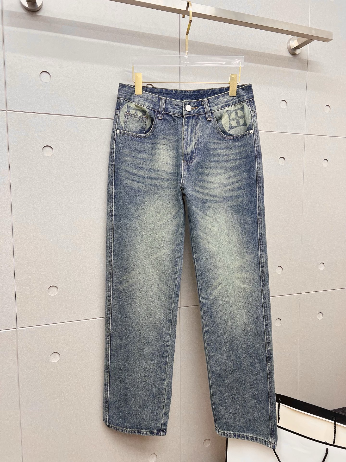 NO:872181,LV men's fashion trendy large hem jeans, official album and poster wear style!  High-grade imported denim raw color fabrics are supplied to customers, and the pure 13oz denim fabrics from Okayama, Japan are specially selected. Heavy-duty environmentally friendly plant enzyme washing process is used. The texture has a light retro color, which is quite beautiful and is very suitable for autumn and winter color matching. The fabric is soft and delicate after washing, but has strong bones and a slight stretch, providing an excellent comfortable experience. There is no damage from any technological elements throughout the body, retaining the purest tannin color!  The details throughout the body are perfect, exquisite and sophisticated. The latest leather label on the waist highlights the brand's characteristics. The hardware accessories, leather label and wiring all reflect the craftsmanship!  The silhouette is perfectly tailored and has excellent butt lift and slimming effect. It can be easily matched with any top in the wardrobe. It has wide compatibility and is suitable for various daily wear. The upper body is full of style. It is a must-have trousers for those who are obsessed with quality control and 1V!  Size 29-38 No 35 37,,louis vuitton,jeans,19860909LV 男士时尚潮流大裤脚牛仔裤,官宣画册海报穿搭款！ 客供高级进口的丹宁原色面料,特选日本冈山纯正13oz 盎司牛仔布料,重磅环保植物酵素水洗工艺,肌理有着淡淡的复古色彩,相当漂亮,极符合秋冬的配色,面料经过水洗后柔软细腻,但筋骨感极强,且略带弹力,提供了绝佳的舒适体验,通身无任何工艺元素破坏,保留了最纯粹的丹宁本色！通身细节完美如斯,精湛且考究,最新的腰部皮标彰显了品牌特质,五金配件、皮标、走线无不体现出匠心工艺！版型剪裁完美,提臀修身效果绝佳,可轻松横扫衣橱任何的上装搭配,兼容性广泛,满足于日常各种穿搭,上身型款十足,于品质控及1V迷控者必入型裤装！ 尺码29-38 无35 37,,louis vuitton,jeans,,Men's clothing