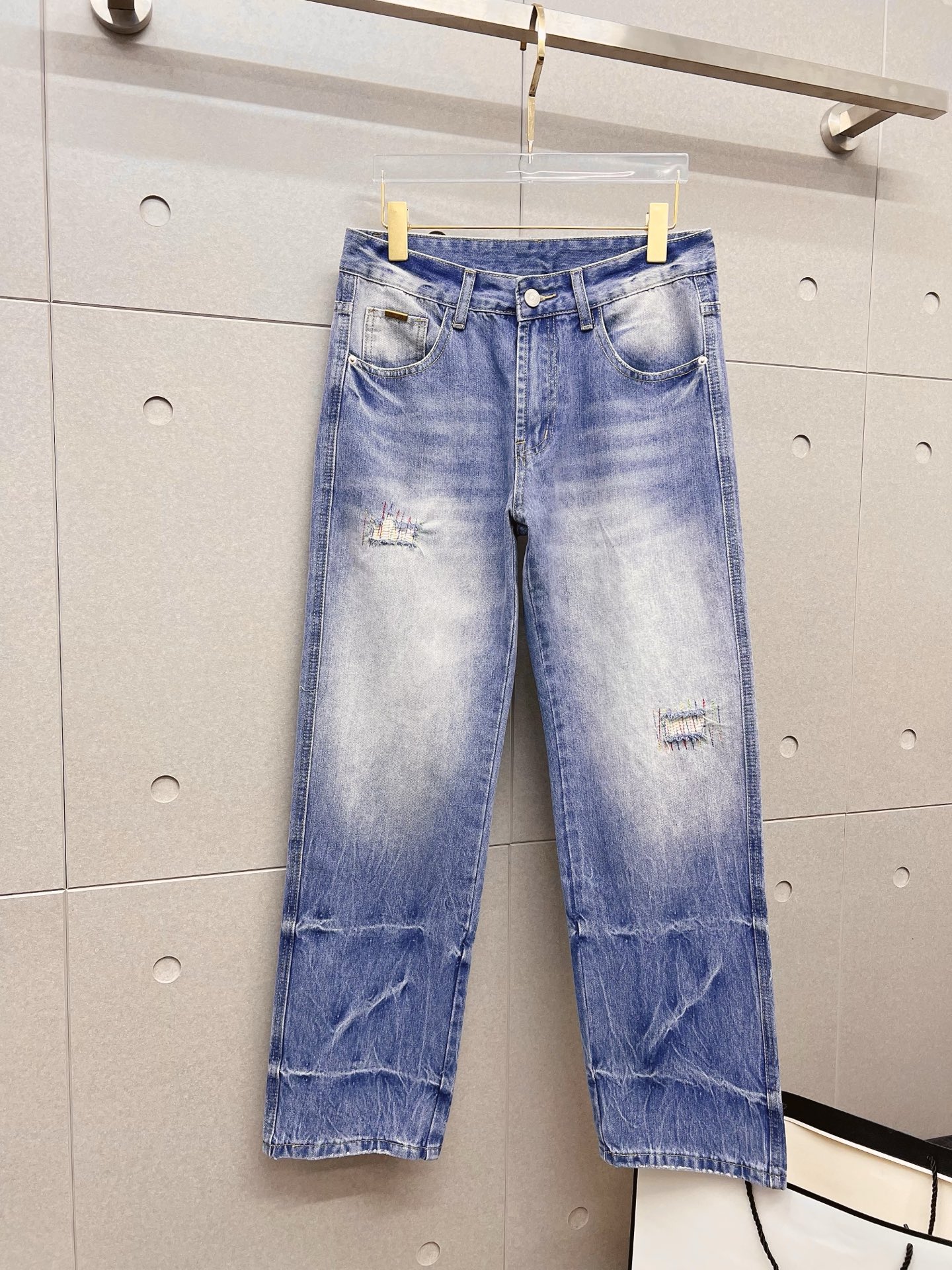 NO:872173,Armani Armani men's fashion trendy large trouser jeans, official album and poster wear style!  High-grade imported denim raw color fabrics are supplied to customers, and the pure 13oz denim fabrics from Okayama, Japan are specially selected. Heavy-duty environmentally friendly plant enzyme washing process is used. The texture has a light retro color, which is quite beautiful and is very suitable for autumn and winter color matching. The fabric is soft and delicate after washing, but has strong bones and a slight stretch, providing an excellent comfortable experience. There is no damage from any technological elements throughout the body, retaining the purest tannin color!  The details throughout the body are perfect, exquisite and sophisticated. The latest leather label on the waist highlights the brand's characteristics. The hardware accessories, leather label and wiring all reflect the craftsmanship!  The silhouette is perfectly tailored and has excellent butt lift and slimming effect. It can be easily matched with any top in the wardrobe. It has wide compatibility and is suitable for various daily wear. The upper body is full of style. It is a must-have trousers for those who are obsessed with quality control and 1V!  Size 29-38 No 35 37,,armani,armani,jeans,19860909Armani 阿玛尼 男士时尚潮流大裤脚牛仔裤,官宣画册海报穿搭款！ 客供高级进口的丹宁原色面料,特选日本冈山纯正13oz 盎司牛仔布料,重磅环保植物酵素水洗工艺,肌理有着淡淡的复古色彩,相当漂亮,极符合秋冬的配色,面料经过水洗后柔软细腻,但筋骨感极强,且略带弹力,提供了绝佳的舒适体验,通身无任何工艺元素破坏,保留了最纯粹的丹宁本色！通身细节完美如斯,精湛且考究,最新的腰部皮标彰显了品牌特质,五金配件、皮标、走线无不体现出匠心工艺！版型剪裁完美,提臀修身效果绝佳,可轻松横扫衣橱任何的上装搭配,兼容性广泛,满足于日常各种穿搭,上身型款十足,于品质控及1V迷控者必入型裤装！ 尺码29-38 无35 37,,armani,armani,jeans,,Men's clothing