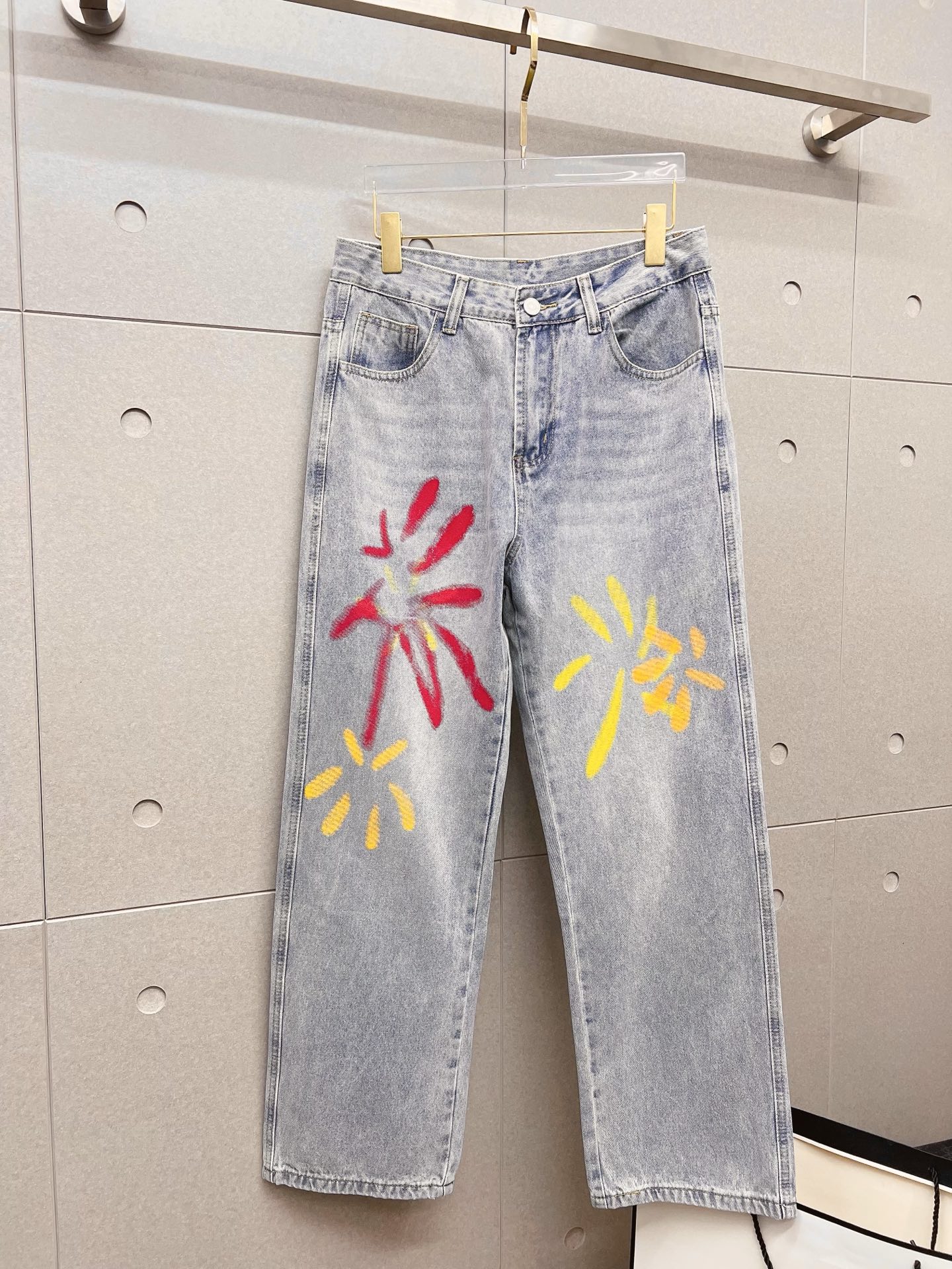 NO:872166,Dior Dior men's fashionable large-leg jeans, official album and poster wear style!  High-grade imported denim raw color fabrics are supplied to customers, and the pure 13oz denim fabrics from Okayama, Japan are specially selected. Heavy-duty environmentally friendly plant enzyme washing process is used. The texture has a light retro color, which is quite beautiful and is very suitable for autumn and winter color matching. The fabric is soft and delicate after washing, but has strong bones and a slight stretch, providing an excellent comfortable experience. There is no damage from any technological elements throughout the body, retaining the purest tannin color!  The details throughout the body are perfect, exquisite and sophisticated. The latest leather label on the waist highlights the brand's characteristics. The hardware accessories, leather label and wiring all reflect the craftsmanship!  The silhouette is perfectly tailored and has excellent butt lift and slimming effect. It can be easily matched with any top in the wardrobe. It has wide compatibility and is suitable for various daily wear. The upper body is full of style. It is a must-have trousers for those who are obsessed with quality control and 1V!  Size 29-38 No 35 37,,dior,dior,jeans,19860909Dior 迪奥 男士时尚潮流大裤脚牛仔裤,官宣画册海报穿搭款！ 客供高级进口的丹宁原色面料,特选日本冈山纯正13oz 盎司牛仔布料,重磅环保植物酵素水洗工艺,肌理有着淡淡的复古色彩,相当漂亮,极符合秋冬的配色,面料经过水洗后柔软细腻,但筋骨感极强,且略带弹力,提供了绝佳的舒适体验,通身无任何工艺元素破坏,保留了最纯粹的丹宁本色！通身细节完美如斯,精湛且考究,最新的腰部皮标彰显了品牌特质,五金配件、皮标、走线无不体现出匠心工艺！版型剪裁完美,提臀修身效果绝佳,可轻松横扫衣橱任何的上装搭配,兼容性广泛,满足于日常各种穿搭,上身型款十足,于品质控及1V迷控者必入型裤装！ 尺码29-38 无35 37,,dior,dior,jeans,,Men's clothing