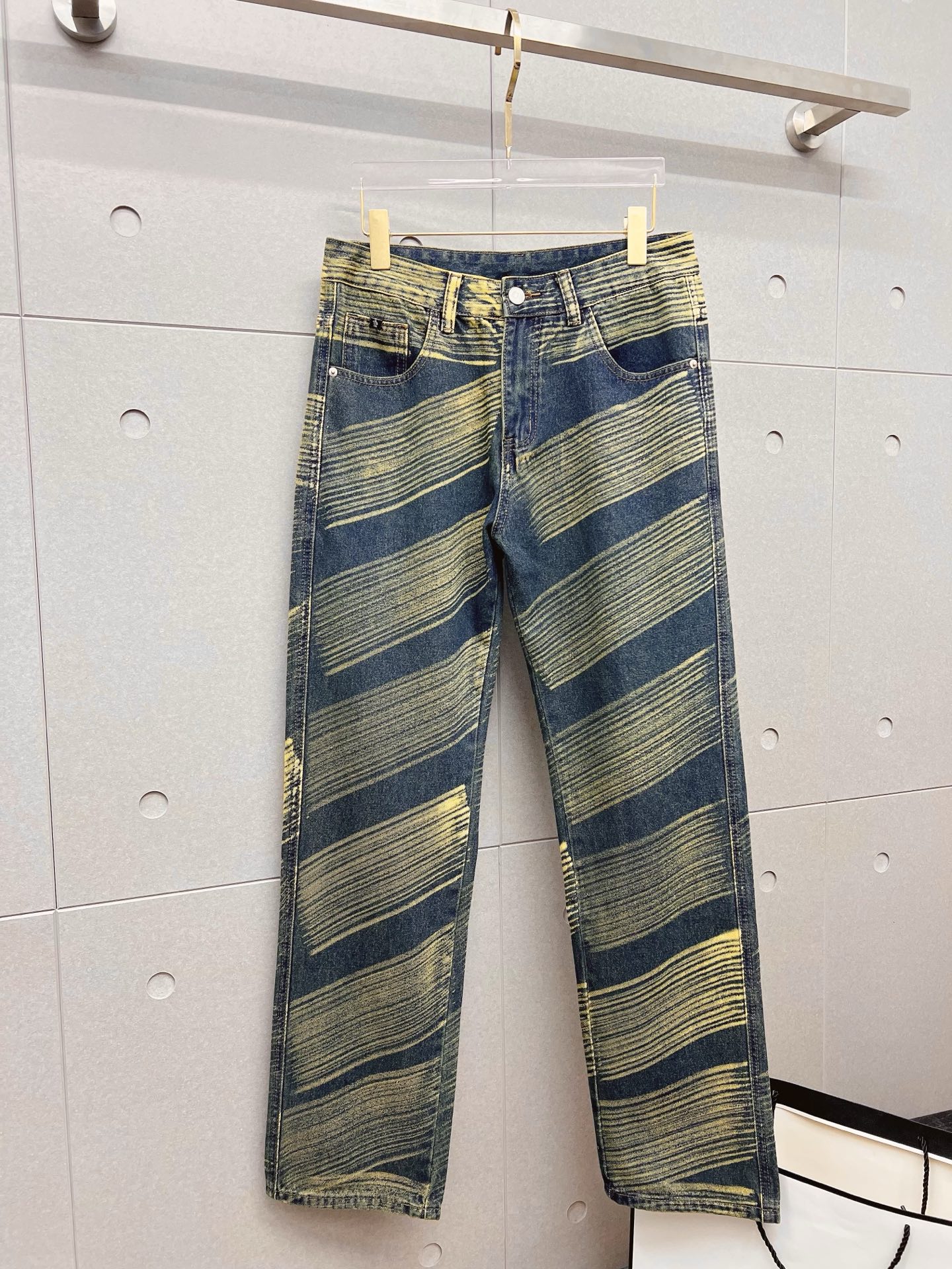 NO:872158,Men's fashion trendy large hem jeans for men, official album and poster outfit!  High-grade imported denim raw color fabrics are supplied to customers, and the pure 13oz denim fabrics from Okayama, Japan are specially selected. Heavy-duty environmentally friendly plant enzyme washing process is used. The texture has a light retro color, which is quite beautiful and is very suitable for autumn and winter color matching. The fabric is soft and delicate after washing, but has strong bones and a slight stretch, providing an excellent comfortable experience. There is no damage from any technological elements throughout the body, retaining the purest tannin color!  The details throughout the body are perfect, exquisite and sophisticated. The latest leather label on the waist highlights the brand's characteristics. The hardware accessories, leather label and wiring all reflect the craftsmanship!  The silhouette is perfectly tailored and has excellent butt lift and slimming effect. It can be easily matched with any top in the wardrobe. It has wide compatibility and is suitable for various daily wear. The upper body is full of style. It is a must-have trousers for those who are obsessed with quality control and 1V!  Size 29-38 No 35 37,,Moncler,jeans,19860909蒙口 男士时尚潮流大裤脚牛仔裤,官宣画册海报穿搭款！ 客供高级进口的丹宁原色面料,特选日本冈山纯正13oz 盎司牛仔布料,重磅环保植物酵素水洗工艺,肌理有着淡淡的复古色彩,相当漂亮,极符合秋冬的配色,面料经过水洗后柔软细腻,但筋骨感极强,且略带弹力,提供了绝佳的舒适体验,通身无任何工艺元素破坏,保留了最纯粹的丹宁本色！通身细节完美如斯,精湛且考究,最新的腰部皮标彰显了品牌特质,五金配件、皮标、走线无不体现出匠心工艺！版型剪裁完美,提臀修身效果绝佳,可轻松横扫衣橱任何的上装搭配,兼容性广泛,满足于日常各种穿搭,上身型款十足,于品质控及1V迷控者必入型裤装！ 尺码29-38 无35 37,,Moncler,jeans,,Men's clothing