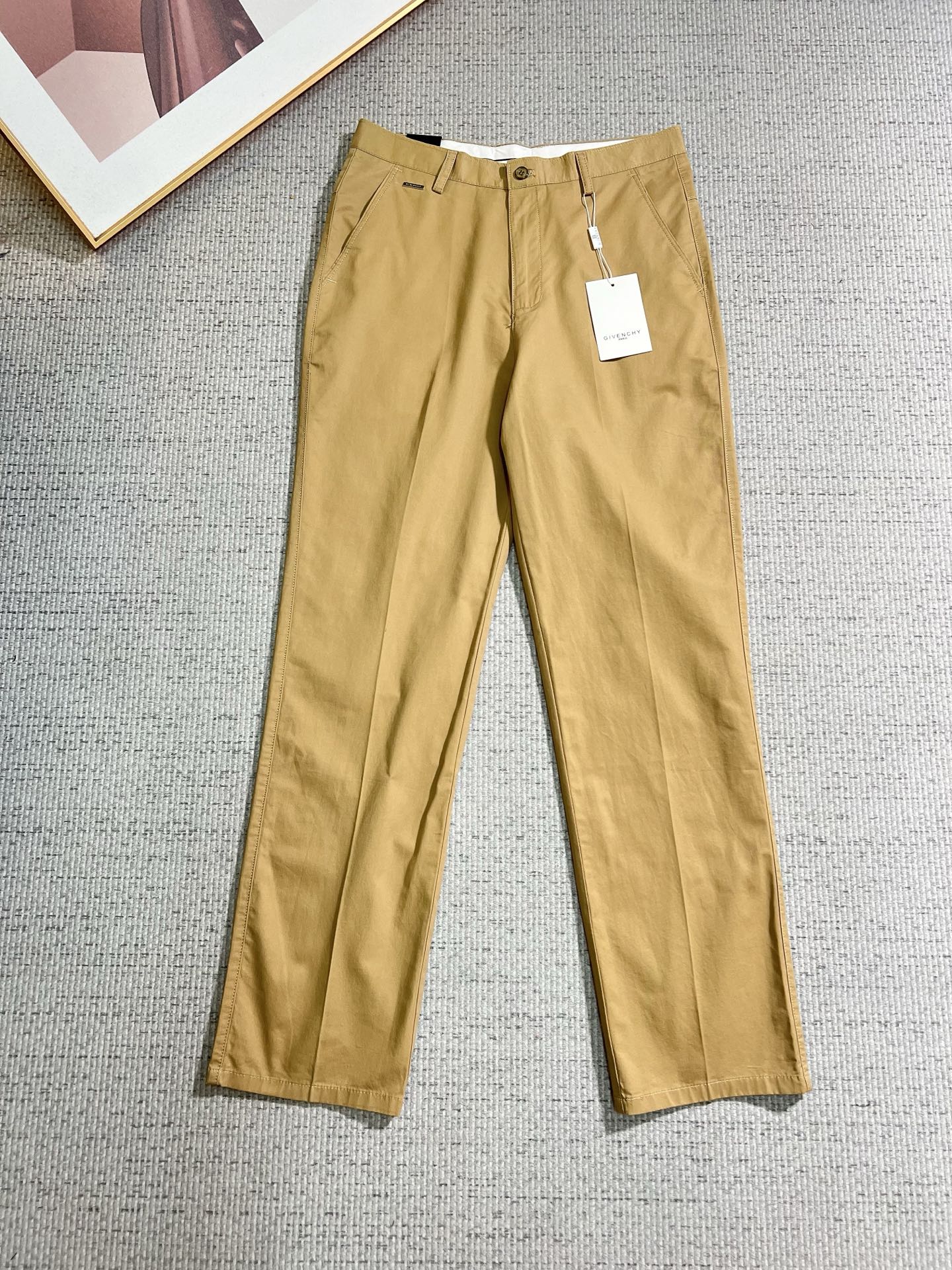 NO:843814,Givenchy casual pants and trousers 2026SS spring and summer new style, special fabric for advanced custom trousers, customized original hardware, heavy craftsmanship, fine turning and routing, customized fabric, soft and comfortable, significant texture, exquisite accessories, great upper body effect, complete three standards, standard size 29-38, no 35,,givenchy,19860909纪梵希 休闲裤 西裤2026SS 春夏新款 高级定制裤子专用面料 定制原版五金 重工工艺打造 车工走线精细 定制面料 柔软舒适 质感显著 辅料精美 上身效果超赞 三标齐全 标准尺码29-38,无35,,givenchy,,Men's clothing