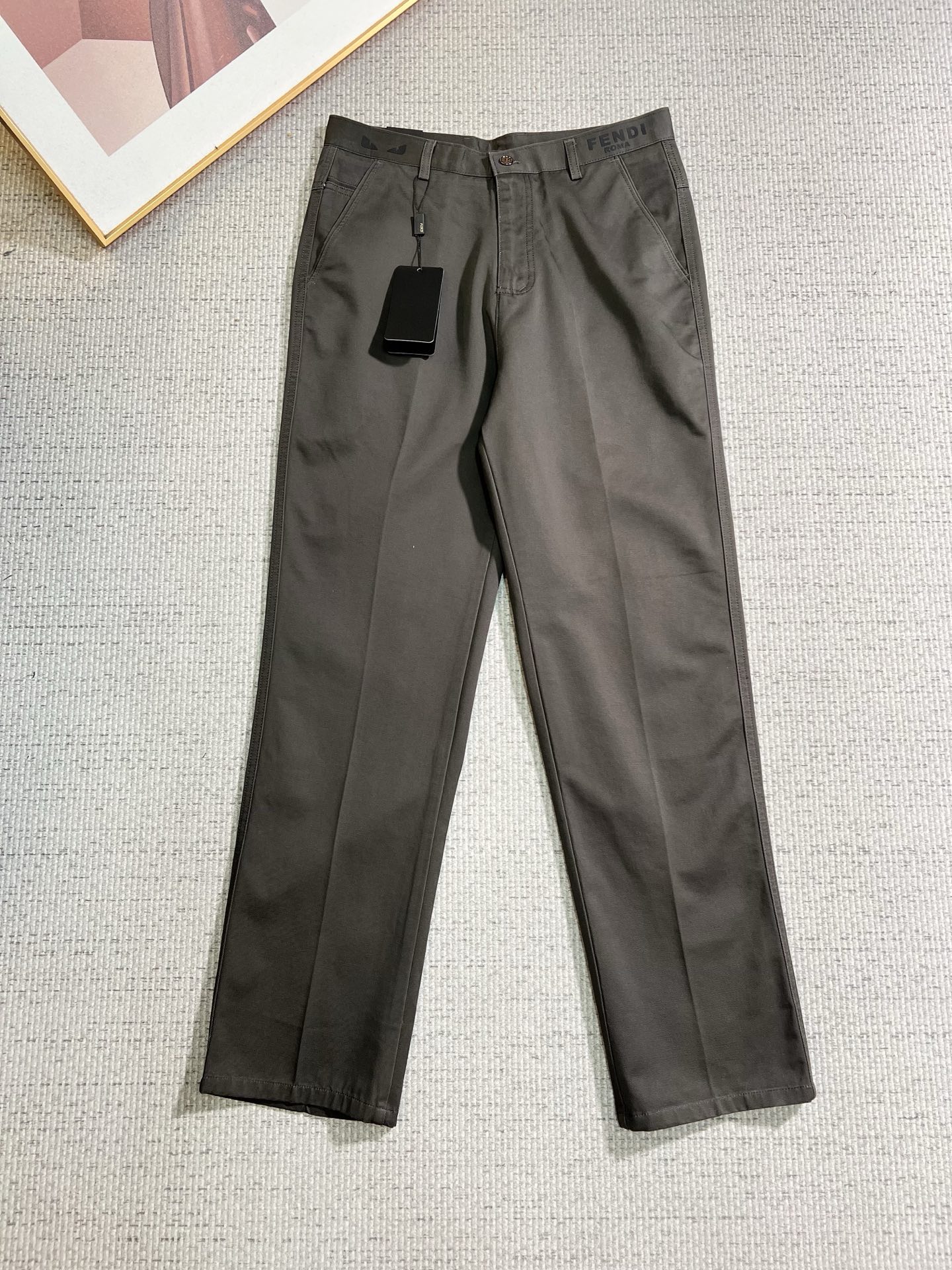 NO:843820,FENDI Fendi casual pants and trousers 2026SS spring and summer new style, special fabric for advanced custom pants, customized original hardware, heavy craftsmanship, fine turning and routing, customized fabrics, soft and comfortable, significant texture, exquisite accessories, great upper body effect, complete three standards, standard sizes 29-38, no 35,, fendi, fendi,19860909FENDI 芬迪 休闲裤 西裤2026SS 春夏新款 高级定制裤子专用面料 定制原版五金 重工工艺打造 车工走线精细 定制面料 柔软舒适 质感显著 辅料精美 上身效果超赞 三标齐全 标准尺码29-38,无35,,fendi,fendi,,Men's clothing
