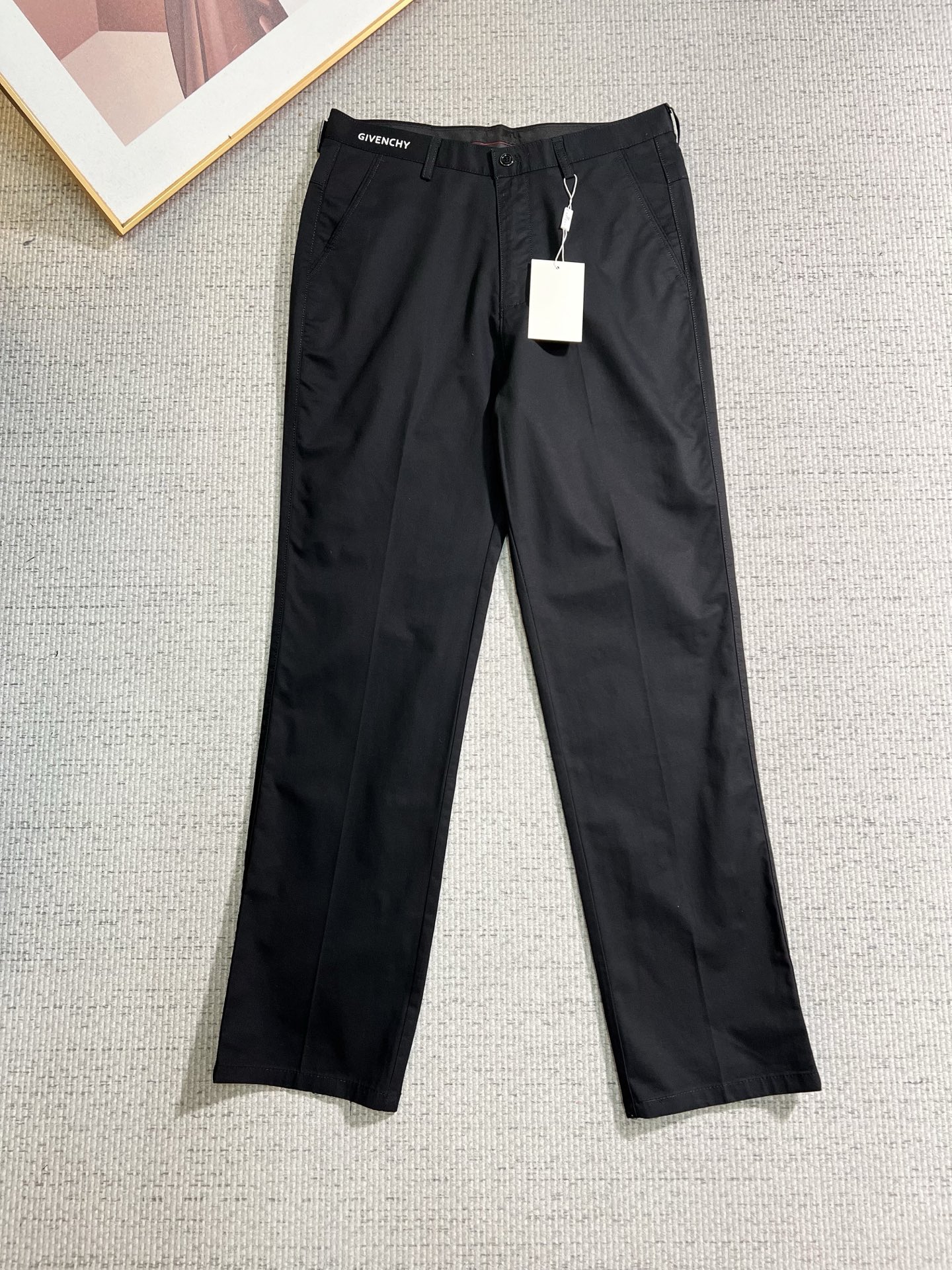 NO:843824,Givenchy casual pants and trousers 2026SS spring and summer new style, special fabric for advanced custom trousers, customized original hardware, heavy craftsmanship, fine turning and routing, customized fabric, soft and comfortable, significant texture, exquisite accessories, great upper body effect, complete three standards, standard size 29-38, no 35,,givenchy,19860909纪梵希 休闲裤 西裤2026SS 春夏新款 高级定制裤子专用面料 定制原版五金 重工工艺打造 车工走线精细 定制面料 柔软舒适 质感显著 辅料精美 上身效果超赞 三标齐全 标准尺码29-38,无35,,givenchy,,Men's clothing