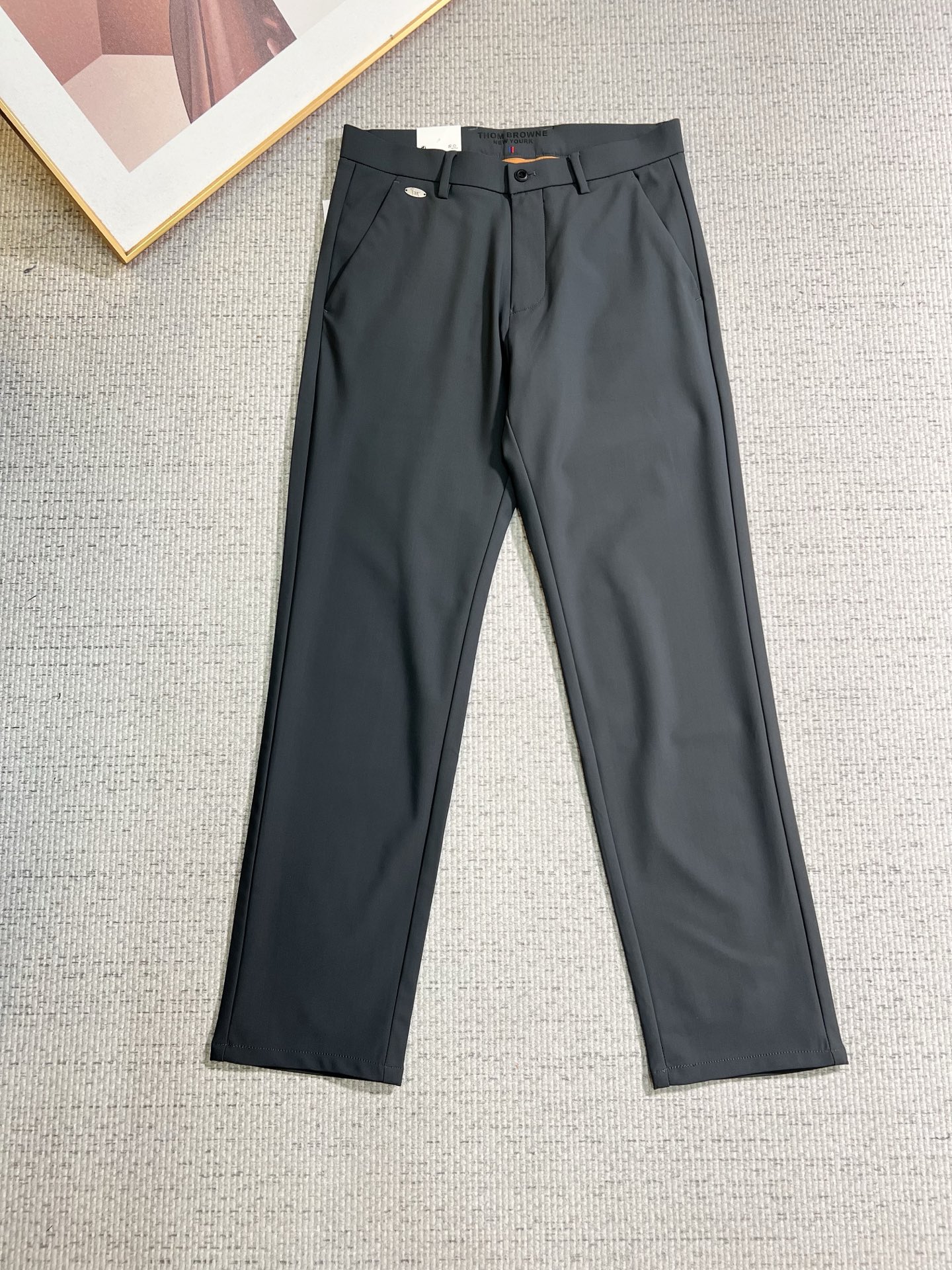 NO:843830,TB casual pants, trousers 2026SS spring and summer new style, special fabric for advanced custom trousers, customized original hardware, heavy craftsmanship, fine lathe wiring, customized fabrics, soft and comfortable, significant texture, exquisite accessories, great upper body effect, complete three standards, standard size 29-38, no 35,,19860909TB 休闲裤 西裤2026SS 春夏新款 高级定制裤子专用面料 定制原版五金 重工工艺打造 车工走线精细 定制面料 柔软舒适 质感显著 辅料精美 上身效果超赞 三标齐全 标准尺码29-38,无35,,,Men's clothing