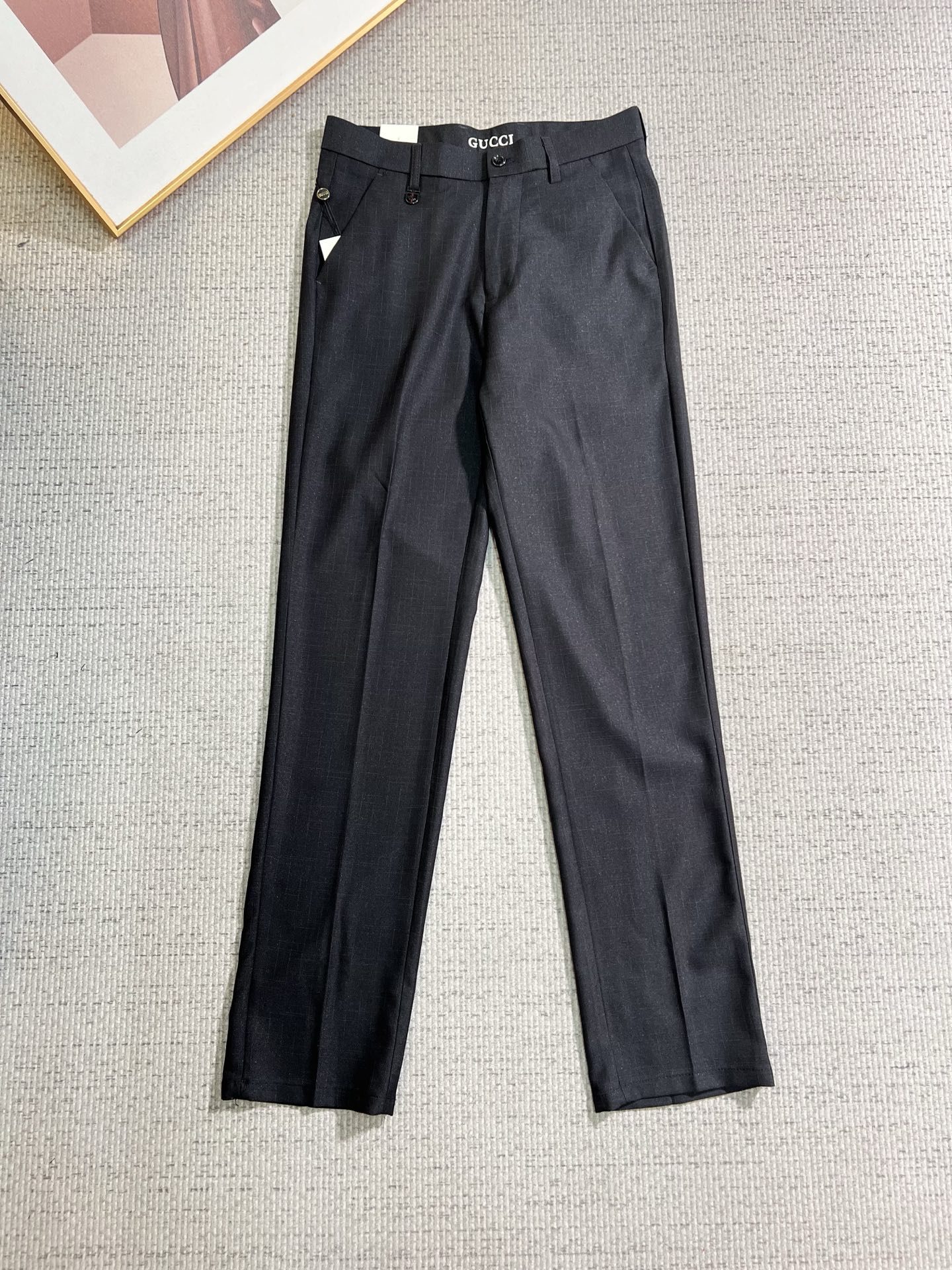 NO:843836,GUCCI casual pants and trousers 2026SS spring and summer new style, special fabric for advanced custom pants, customized original hardware, heavy craftsmanship, fine turning and routing, customized fabric, soft and comfortable, significant texture, exquisite accessories, great upper body effect, complete three standards, standard size 29-38, no 35,,gucci,19860909GUCCI 古奇 休闲裤 西裤2026SS 春夏新款 高级定制裤子专用面料 定制原版五金 重工工艺打造 车工走线精细 定制面料 柔软舒适 质感显著 辅料精美 上身效果超赞 三标齐全 标准尺码29-38,无35,,gucci,,Men's clothing