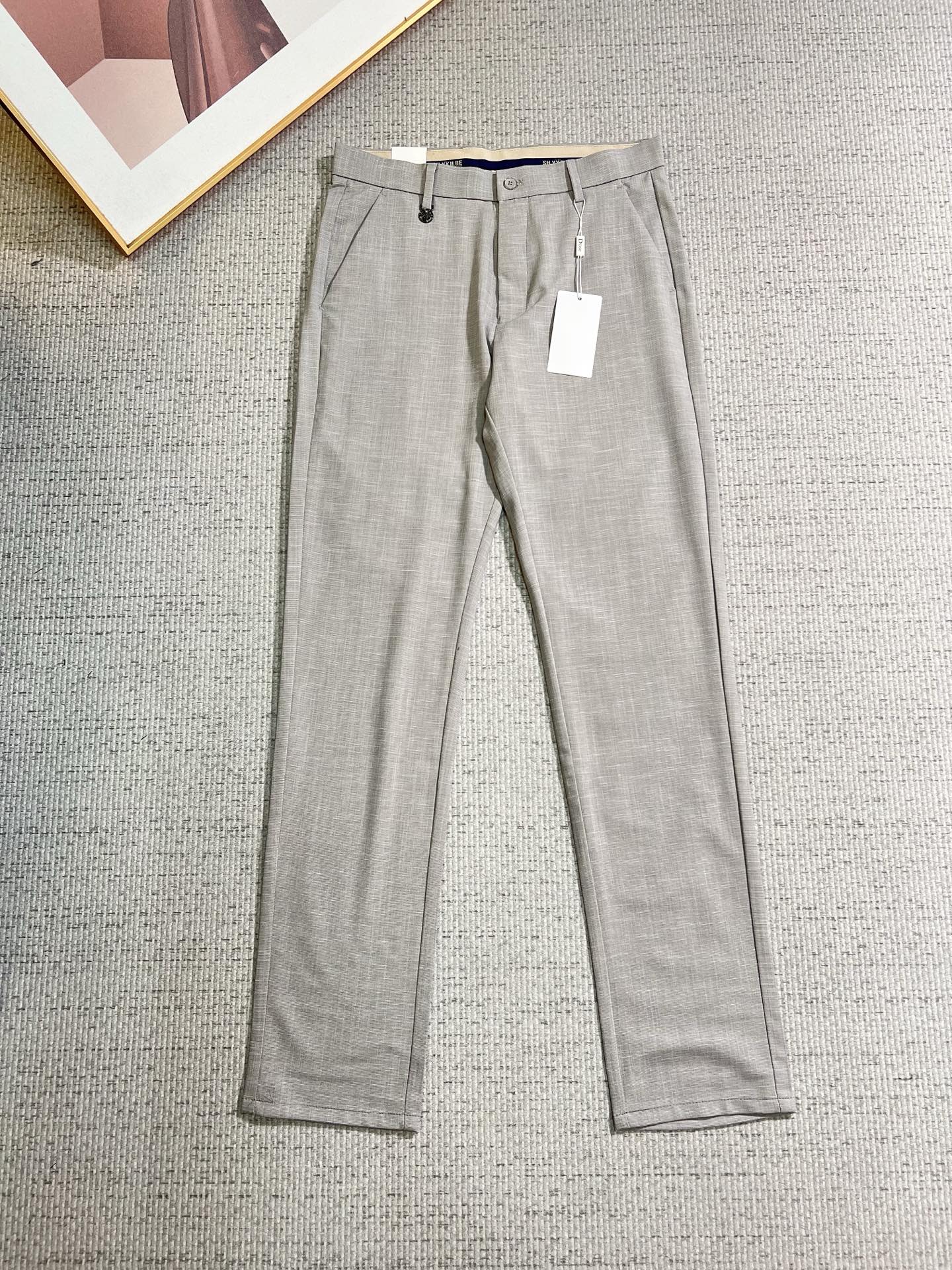 NO:843842,Dior Dior casual pants and trousers 2026SS spring and summer new style, special fabric for advanced custom pants, customized original hardware, heavy craftsmanship, fine turning and routing, customized fabric, soft and comfortable, significant texture, exquisite accessories, great upper body effect, complete three standards, standard size 29-38, no 35,, dior, dior,19860909Dior 迪奥 休闲裤 西裤2026SS 春夏新款 高级定制裤子专用面料 定制原版五金 重工工艺打造 车工走线精细 定制面料 柔软舒适 质感显著 辅料精美 上身效果超赞 三标齐全 标准尺码29-38,无35,,dior,dior,,Men's clothing