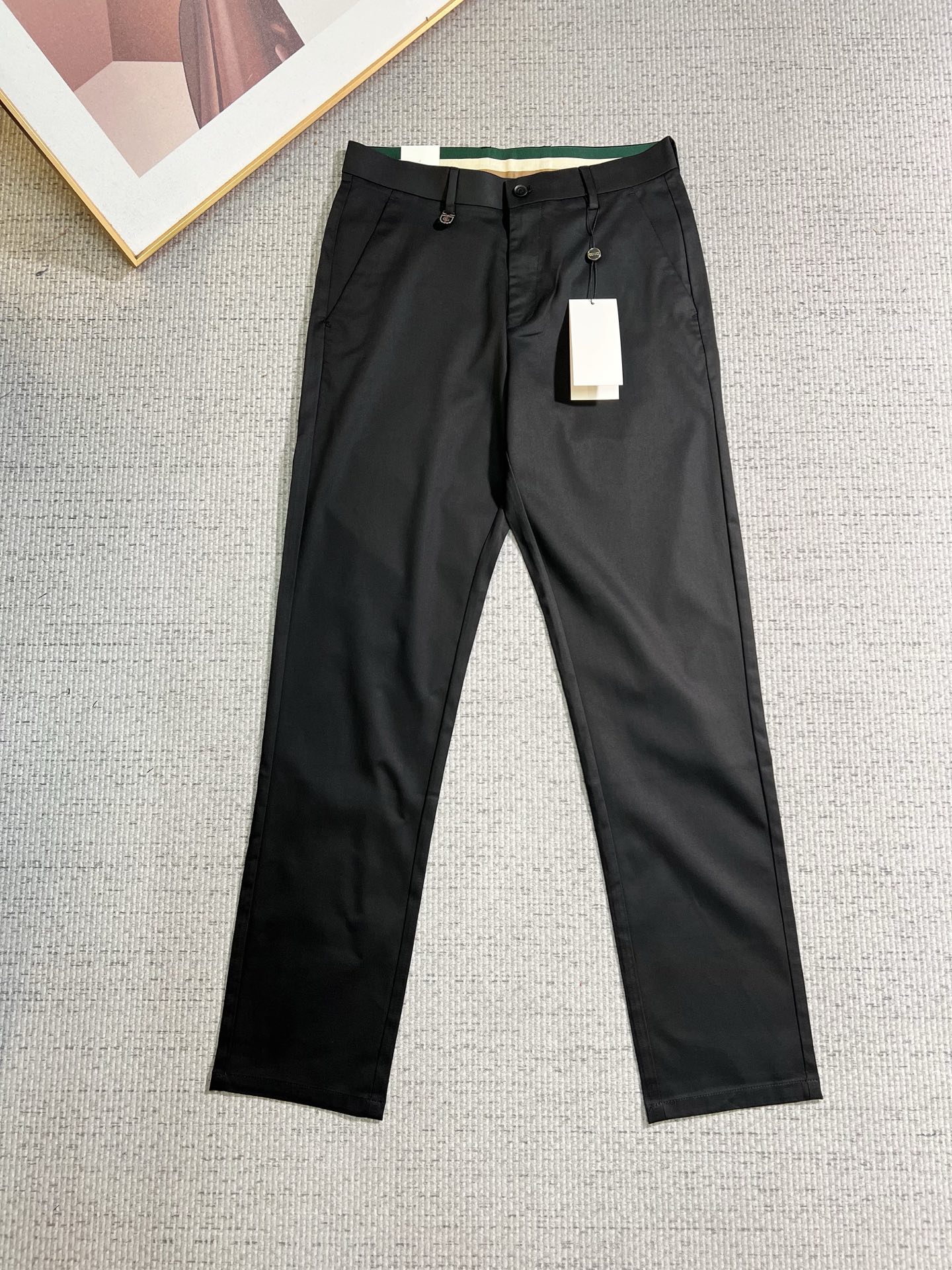 NO:843847,GUCCI casual pants and trousers 2026SS spring and summer new style, special fabric for advanced custom pants, customized original hardware, heavy craftsmanship, fine turning and routing, customized fabric, soft and comfortable, significant texture, exquisite accessories, great upper body effect, complete three standards, standard size 29-38, no 35,,gucci,19860909GUCCI 古奇 休闲裤 西裤2026SS 春夏新款 高级定制裤子专用面料 定制原版五金 重工工艺打造 车工走线精细 定制面料 柔软舒适 质感显著 辅料精美 上身效果超赞 三标齐全 标准尺码29-38,无35,,gucci,,Men's clothing