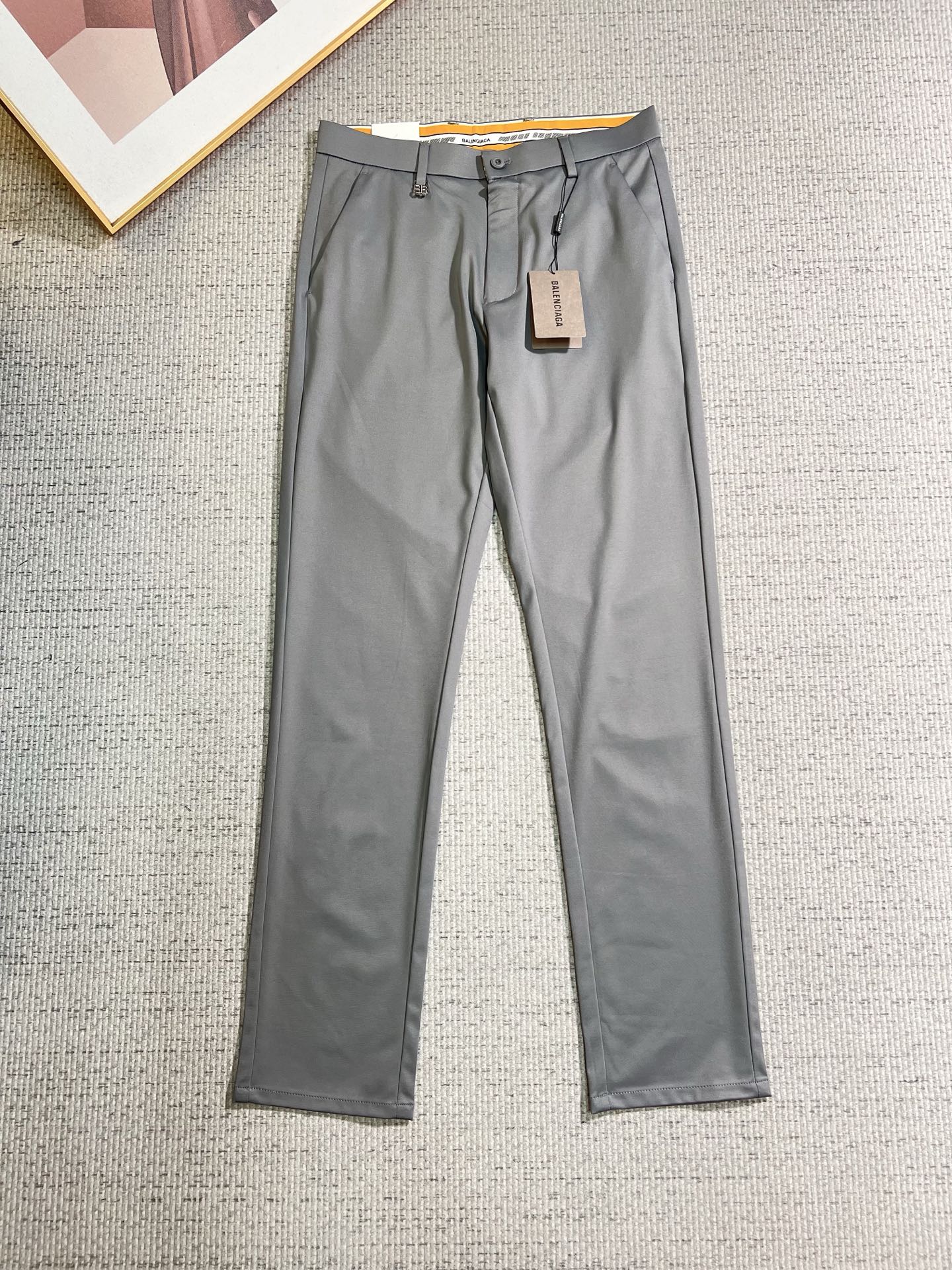 NO:843862,Balenciaga casual pants and trousers 2026SS spring and summer new style, special fabric for advanced custom trousers, customized original hardware, heavy craftsmanship, fine turning and routing, customized fabrics, soft and comfortable, significant texture, exquisite accessories, great upper body effect, complete three standards, standard size 29-38, no 35,, balenciaga,19860909巴黎世家 休闲裤 西裤2026SS 春夏新款 高级定制裤子专用面料 定制原版五金 重工工艺打造 车工走线精细 定制面料 柔软舒适 质感显著 辅料精美 上身效果超赞 三标齐全 标准尺码29-38,无35,,balenciaga,,Men's clothing