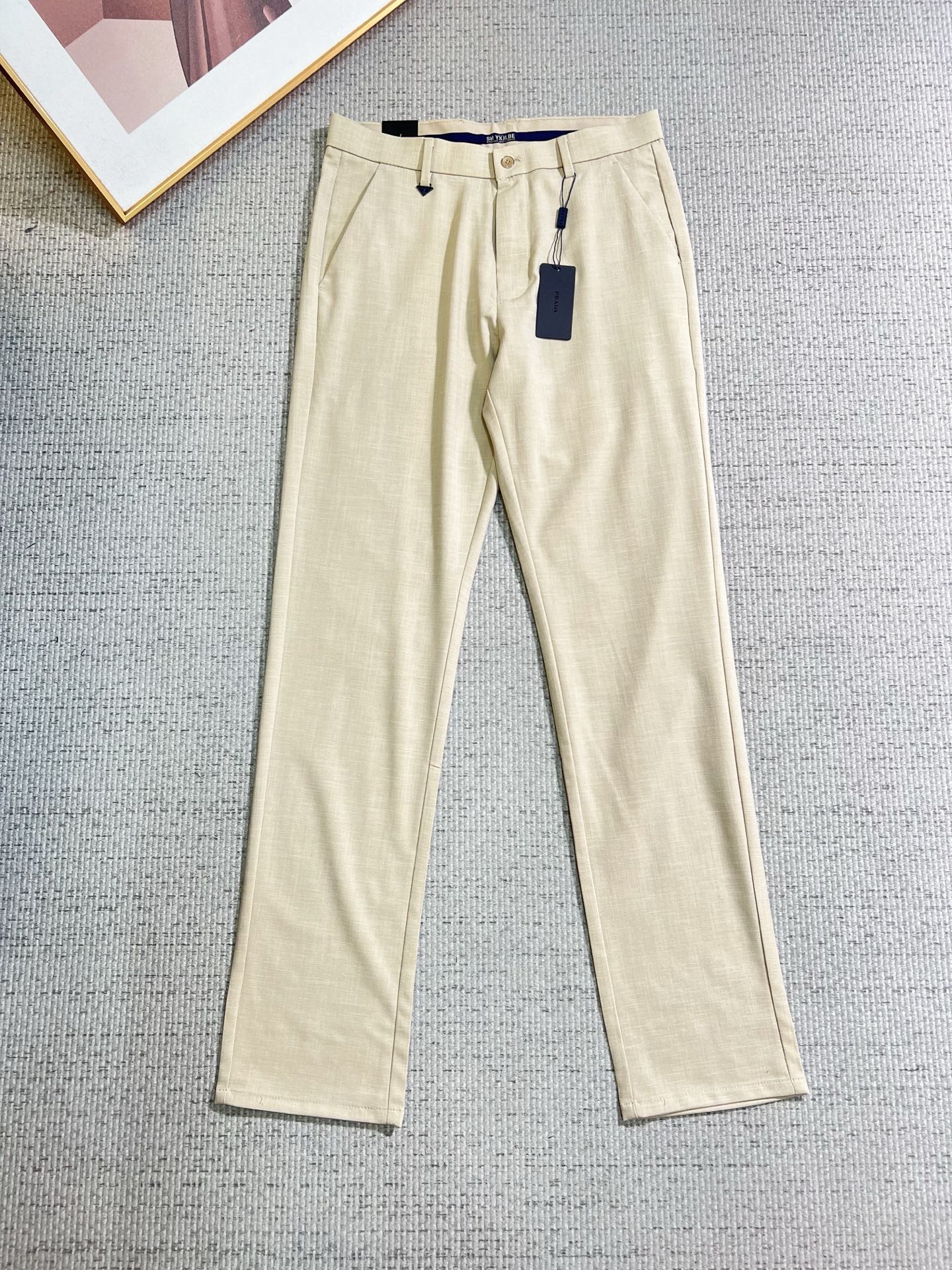 NO:843867,PRADA Casual pants and trousers 2026SS spring and summer new style, special fabric for advanced custom pants, customized original hardware, heavy craftsmanship, fine turning and routing, customized fabric, soft and comfortable, significant texture, exquisite accessories, great upper body effect, complete three standards, standard size 29-38, no 35,, prada, prada,19860909PRADA 普拉达 休闲裤 西裤2026SS 春夏新款 高级定制裤子专用面料 定制原版五金 重工工艺打造 车工走线精细 定制面料 柔软舒适 质感显著 辅料精美 上身效果超赞 三标齐全 标准尺码29-38,无35,,prada,prada,,Men's clothing