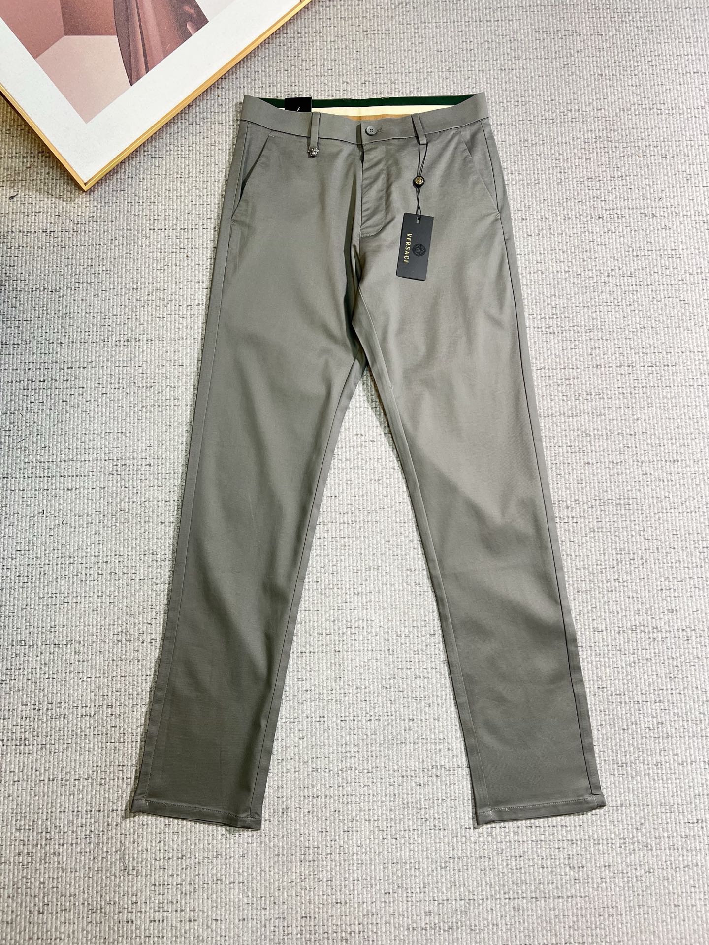 NO:843872,Versace casual pants and trousers 2026SS spring and summer new style, special fabric for advanced custom trousers, customized original hardware, heavy craftsmanship, fine turning and routing, customized fabric, soft and comfortable, significant texture, exquisite accessories, great upper body effect, complete three standards, standard size 29-38, no 35,,versace,19860909范思哲 休闲裤 西裤2026SS 春夏新款 高级定制裤子专用面料 定制原版五金 重工工艺打造 车工走线精细 定制面料 柔软舒适 质感显著 辅料精美 上身效果超赞 三标齐全 标准尺码29-38,无35,,versace,,Men's clothing