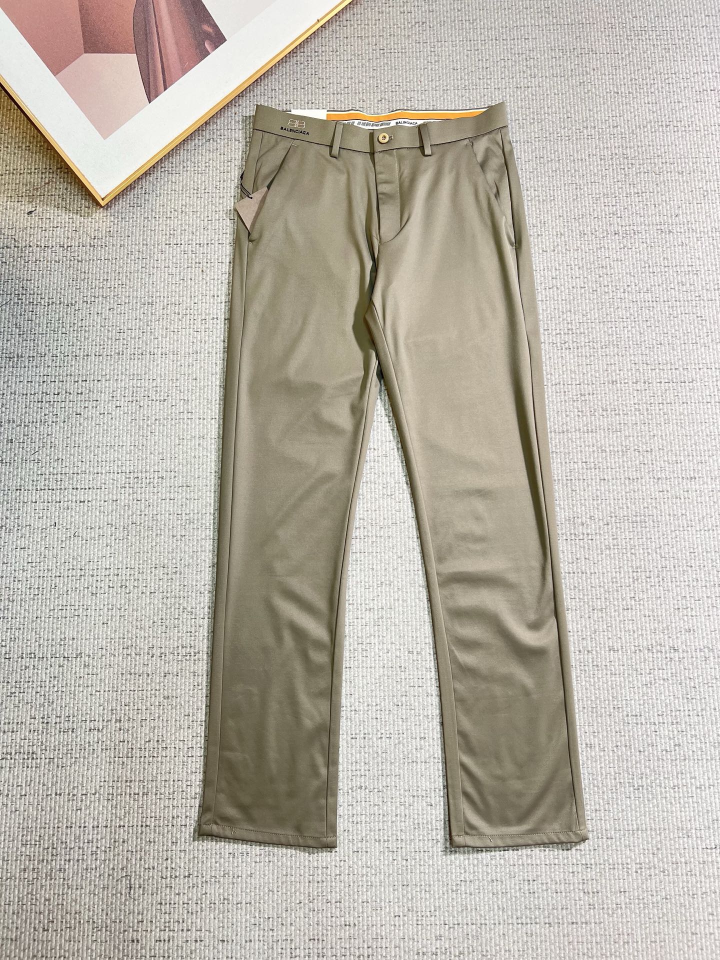 NO:843826,Balenciaga casual pants and trousers 2026SS spring and summer new style, special fabric for advanced custom trousers, customized original hardware, heavy craftsmanship, fine turning and routing, customized fabrics, soft and comfortable, significant texture, exquisite accessories, great upper body effect, complete three standards, standard size 29-38, no 35,, balenciaga,19860909巴黎世家 休闲裤 西裤2026SS 春夏新款 高级定制裤子专用面料 定制原版五金 重工工艺打造 车工走线精细 定制面料 柔软舒适 质感显著 辅料精美 上身效果超赞 三标齐全 标准尺码29-38,无35,,balenciaga,,Men's clothing