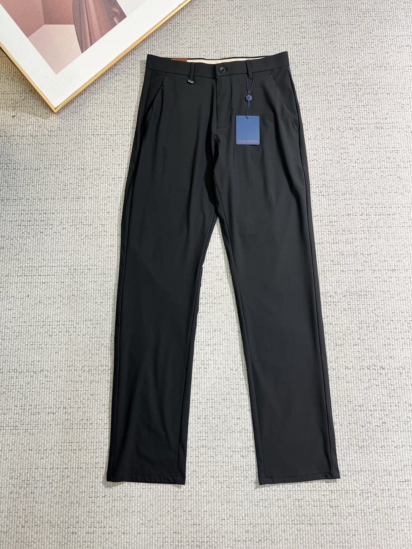 NO:843832,LV casual pants, trousers 2026SS spring and summer new style, special fabric for advanced custom pants, customized original hardware, heavy craftsmanship, fine turning and routing, customized fabric, soft and comfortable, significant texture, exquisite accessories, great upper body effect, complete three standards, standard size 29-38, no 35,, louis vuitton,19860909LV 休闲裤 西裤2026SS 春夏新款 高级定制裤子专用面料 定制原版五金 重工工艺打造 车工走线精细 定制面料 柔软舒适 质感显著 辅料精美 上身效果超赞 三标齐全 标准尺码29-38,无35,,louis vuitton,,Men's clothing