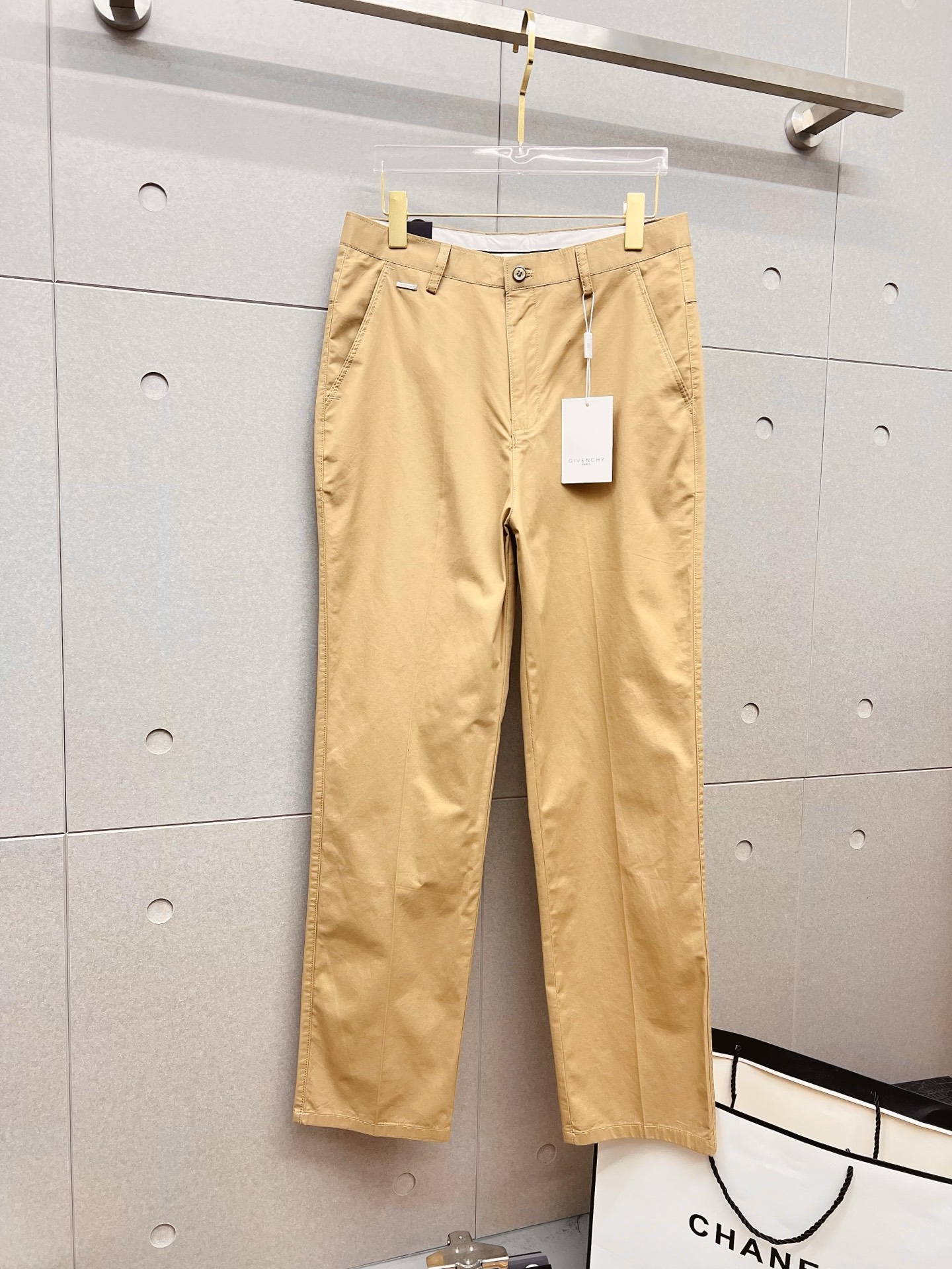 NO:927445,Givenchy casual pants, trousers 2026SS autumn and winter new style, special fabric for advanced custom pants, customized original hardware, heavy craftsmanship, fine lathe wiring, customized fabric, soft and comfortable, significant texture, exquisite accessories, great upper body effect, complete three standards, standard size 29-38, no 35,,givenchy,19860909纪梵希 休闲裤 西裤2026SS秋冬新款 高级定制裤子专用面料 定制原版五金 重工工艺打造 车工走线精细 定制面料 柔软舒适 质感显著 辅料精美 上身效果超赞 三标齐全 标准尺码29-38,无35,,givenchy,,Men's clothing