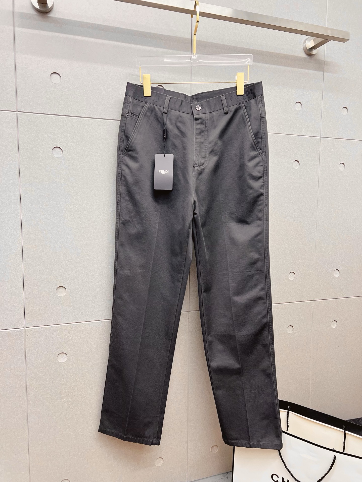 NO:927436,FENDI Fendi casual pants, trousers 2026SS autumn and winter new style, special fabric for advanced custom pants, customized original hardware, heavy craftsmanship, fine turning and routing, customized fabric, soft and comfortable, significant texture, exquisite accessories, excellent upper body effect, complete three standards, standard size 29-38, no 35,,fendi,fendi,19860909FENDI 芬迪 休闲裤 西裤2026SS秋冬新款 高级定制裤子专用面料 定制原版五金 重工工艺打造 车工走线精细 定制面料 柔软舒适 质感显著 辅料精美 上身效果超赞 三标齐全 标准尺码29-38,无35,,fendi,fendi,,Men's clothing