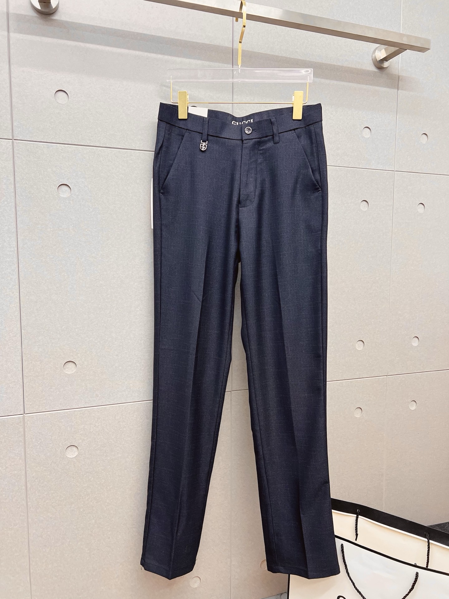 NO:927419,GUCCI Gucci casual pants and trousers 2026SS autumn and winter new style, special fabric for advanced custom pants, customized original hardware, heavy craftsmanship, fine turning and routing, customized fabric, soft and comfortable, significant texture, exquisite accessories, great upper body effect, complete three standards, standard size 29-38, no 35,,gucci,19860909GUCCI 古奇 休闲裤 西裤2026SS秋冬新款 高级定制裤子专用面料 定制原版五金 重工工艺打造 车工走线精细 定制面料 柔软舒适 质感显著 辅料精美 上身效果超赞 三标齐全 标准尺码29-38,无35,,gucci,,Men's clothing