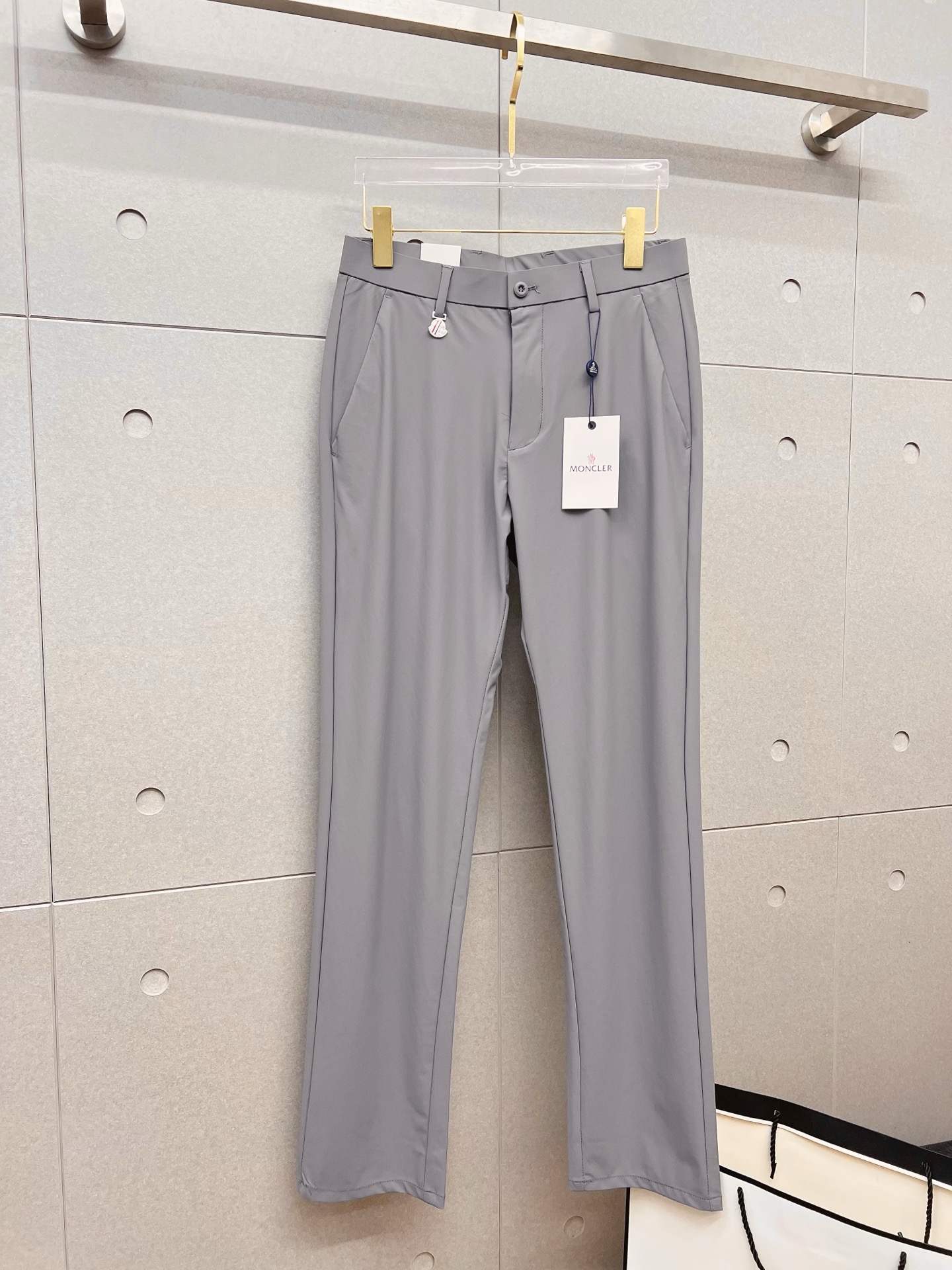 NO:927398,Mouth casual pants, trousers 2026SS autumn and winter new styles, special fabrics for advanced custom pants, customized original hardware, heavy craftsmanship, fine lathe wiring, customized fabrics, soft and comfortable, significant texture, exquisite accessories, great upper body effect, complete three standards, standard size 29-38, no 35,, Moncler,19860909蒙口 休闲裤 西裤2026SS秋冬新款 高级定制裤子专用面料 定制原版五金 重工工艺打造 车工走线精细 定制面料 柔软舒适 质感显著 辅料精美 上身效果超赞 三标齐全 标准尺码29-38,无35,,Moncler,,Men's clothing