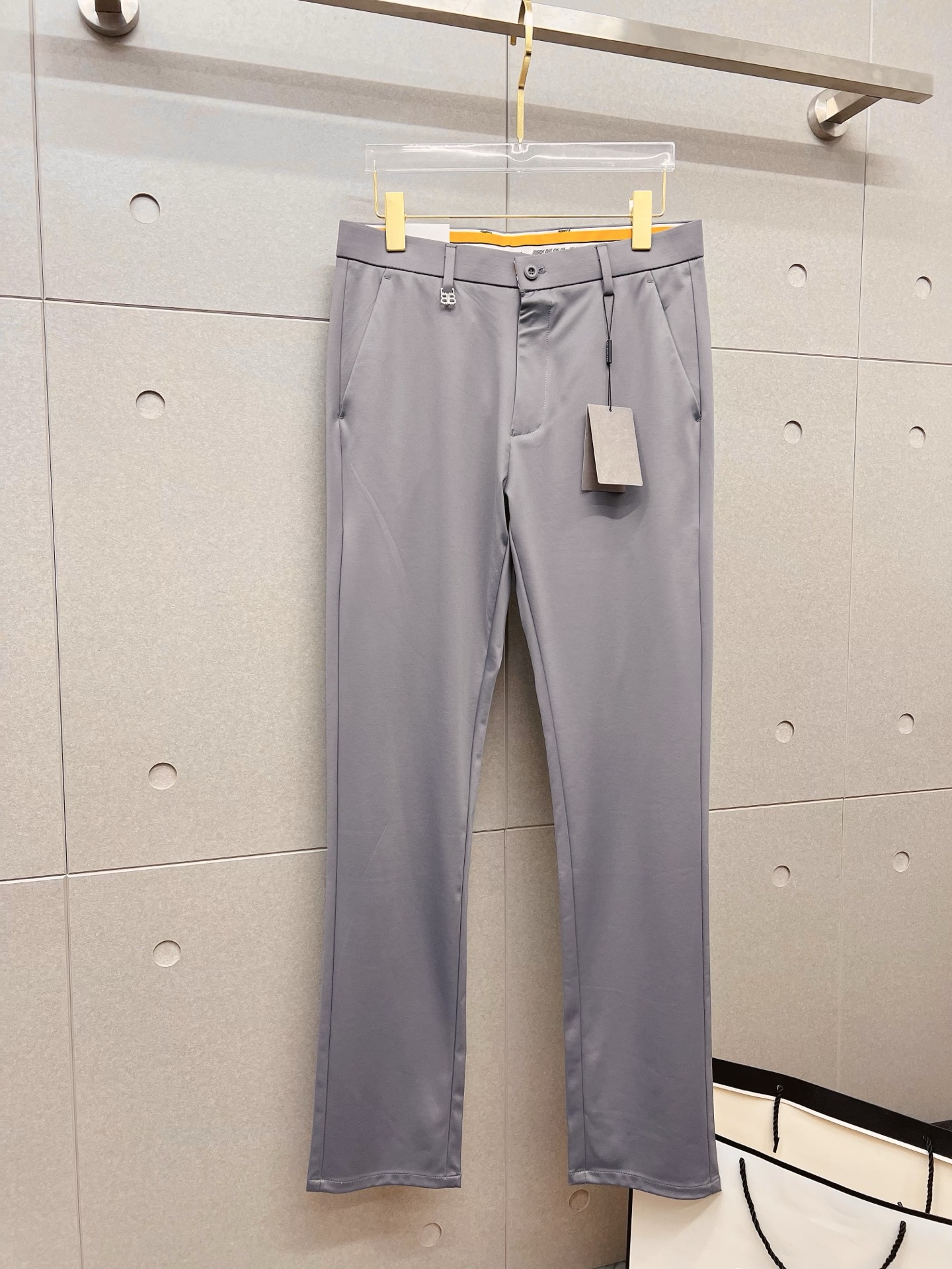 NO:927388,Balenciaga casual pants and trousers 2026SS autumn and winter new style, special fabric for advanced custom pants, customized original hardware, heavy craftsmanship, fine lathe wiring, customized fabrics, soft and comfortable, significant texture, exquisite accessories, great upper body effect, complete three standards, standard size 29-38, no 35,, balenciaga,19860909巴黎世家 休闲裤 西裤2026SS秋冬新款 高级定制裤子专用面料 定制原版五金 重工工艺打造 车工走线精细 定制面料 柔软舒适 质感显著 辅料精美 上身效果超赞 三标齐全 标准尺码29-38,无35,,balenciaga,,Men's clothing