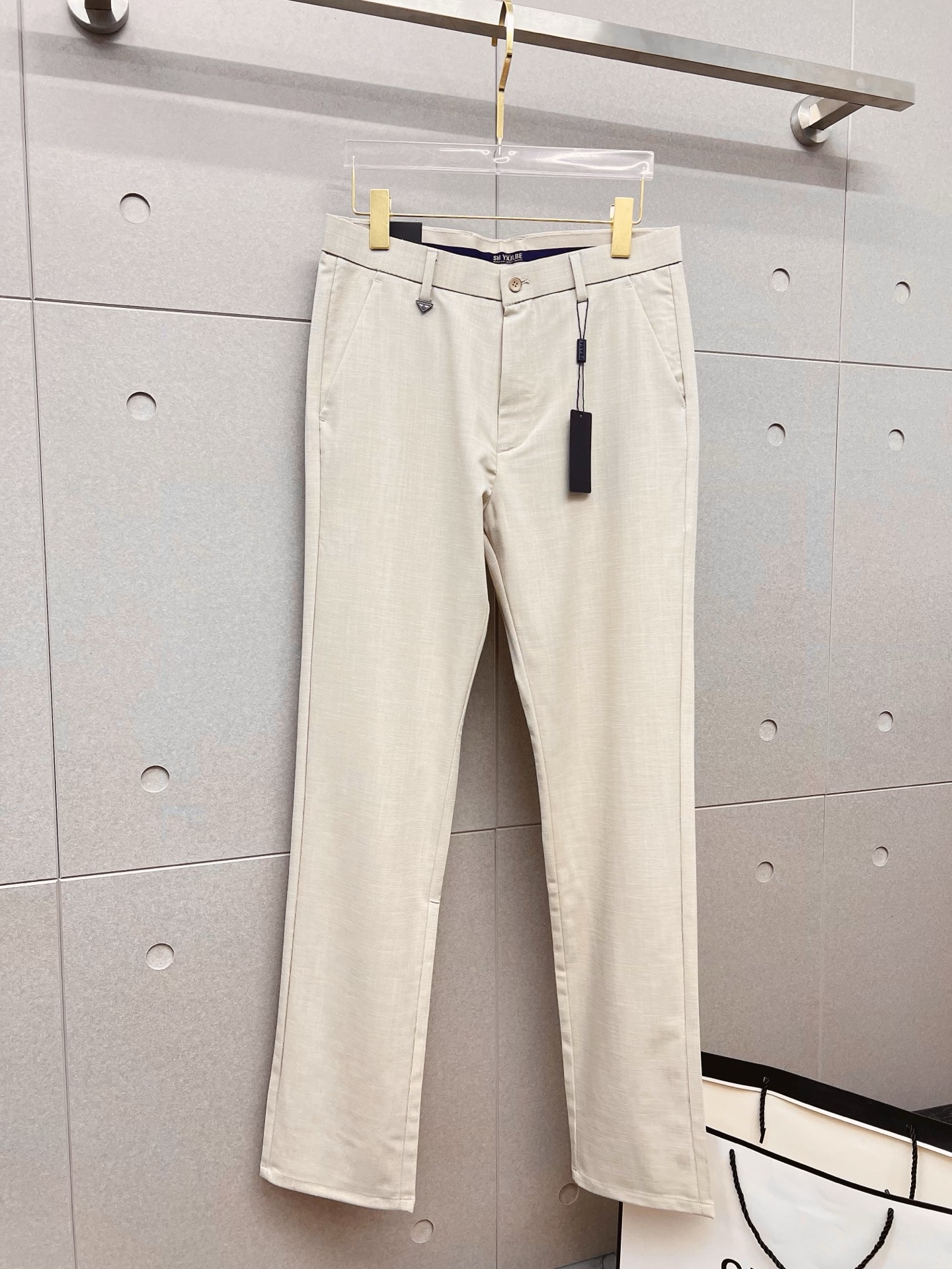 NO:927381,PRADA Casual pants, trousers 2026SS autumn and winter new style, special fabric for advanced custom trousers, customized original hardware, heavy craftsmanship, fine turning and routing, customized fabric, soft and comfortable, significant texture, exquisite accessories, great upper body effect, complete three standards, standard size 29-38, no 35,, prada, prada,19860909PRADA 普拉达 休闲裤 西裤2026SS秋冬新款 高级定制裤子专用面料 定制原版五金 重工工艺打造 车工走线精细 定制面料 柔软舒适 质感显著 辅料精美 上身效果超赞 三标齐全 标准尺码29-38,无35,,prada,prada,,Men's clothing