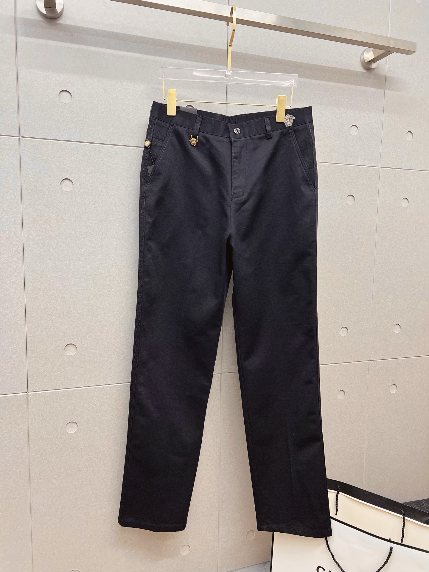NO:927372,Versace casual pants, trousers 2026SS autumn and winter new style, special fabric for advanced custom pants, customized original hardware, heavy craftsmanship, fine lathe wiring, customized fabric, soft and comfortable, significant texture, exquisite accessories, great upper body effect, complete three standards, standard size 29-38, no 35,,versace,19860909范思哲 休闲裤 西裤2026SS秋冬新款 高级定制裤子专用面料 定制原版五金 重工工艺打造 车工走线精细 定制面料 柔软舒适 质感显著 辅料精美 上身效果超赞 三标齐全 标准尺码29-38,无35,,versace,,Men's clothing