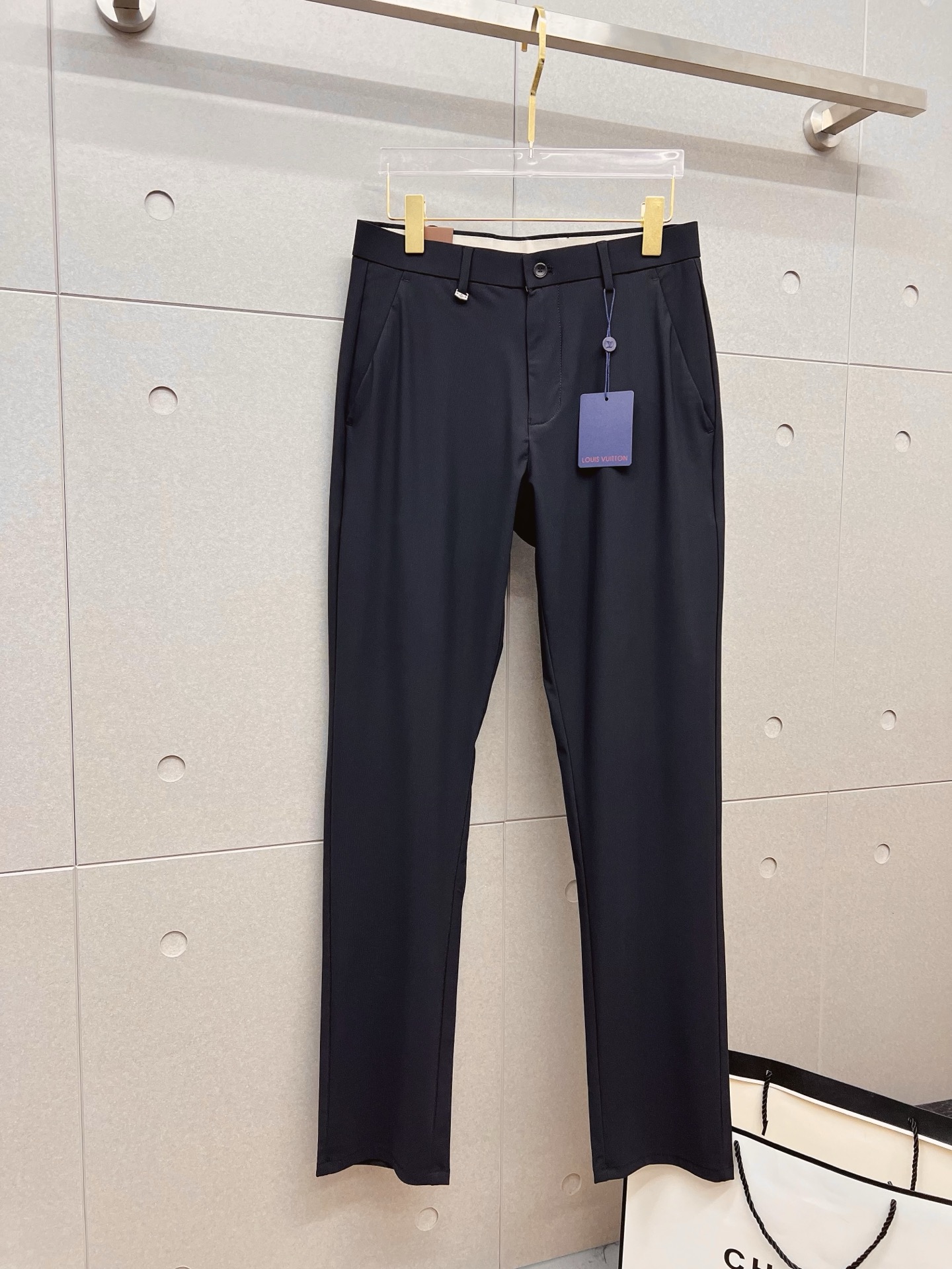 NO:927365,LV casual pants, trousers 2026SS autumn and winter new style, special fabric for advanced custom pants, customized original hardware, heavy craftsmanship, fine turning and routing, customized fabric, soft and comfortable, significant texture, exquisite accessories, excellent upper body effect, complete three standards, standard size 29-38, no 35,, louis vuitton,19860909LV 休闲裤 西裤2026SS秋冬新款 高级定制裤子专用面料 定制原版五金 重工工艺打造 车工走线精细 定制面料 柔软舒适 质感显著 辅料精美 上身效果超赞 三标齐全 标准尺码29-38,无35,,louis vuitton,,Men's clothing