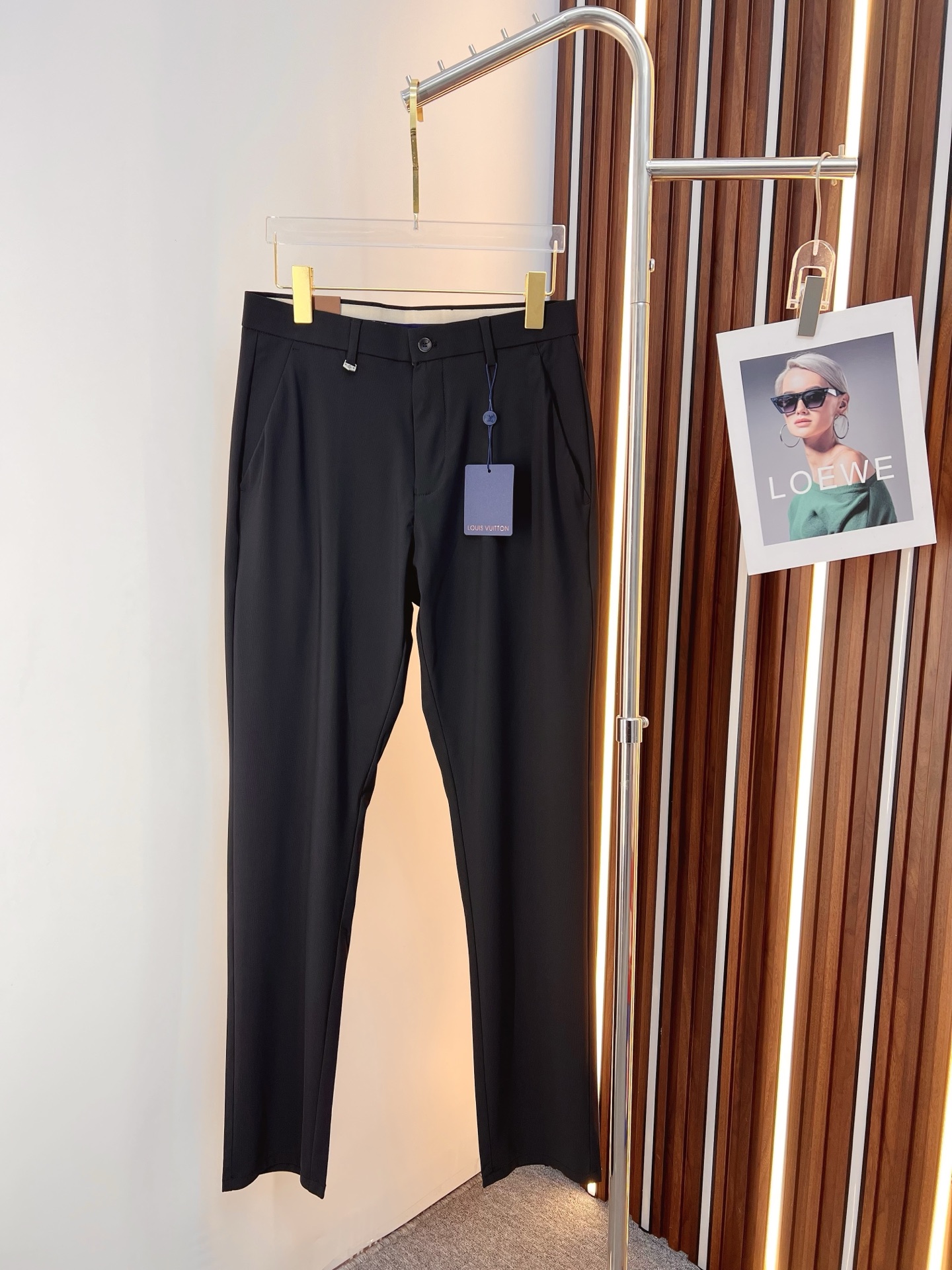 NO:841200,LV casual pants, trousers 2026SS autumn and winter new style, special fabric for advanced custom pants, customized original hardware, heavy craftsmanship, fine turning and routing, customized fabric, soft and comfortable, significant texture, exquisite accessories, excellent upper body effect, complete three standards, standard size 29-38, no 35,, louis vuitton,19860909LV 休闲裤 西裤2026SS秋冬新款 高级定制裤子专用面料 定制原版五金 重工工艺打造 车工走线精细 定制面料 柔软舒适 质感显著 辅料精美 上身效果超赞 三标齐全 标准尺码29-38,无35,,louis vuitton,,Men's clothing