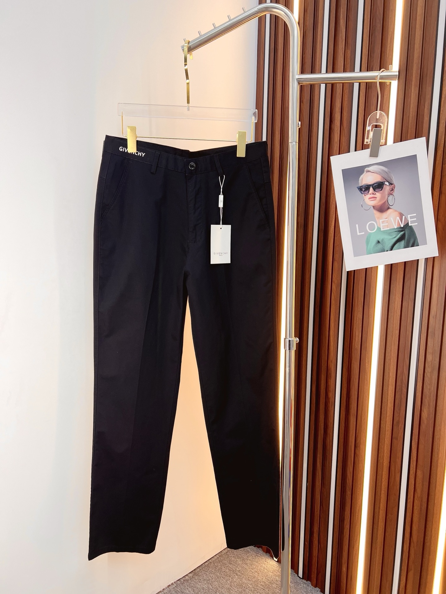 NO:841233,Givenchy casual pants, trousers 2026SS autumn and winter new style, special fabric for advanced custom pants, customized original hardware, heavy craftsmanship, fine lathe wiring, customized fabric, soft and comfortable, significant texture, exquisite accessories, great upper body effect, complete three standards, standard size 29-38, no 35,,givenchy,19860909纪梵希 休闲裤 西裤2026SS秋冬新款 高级定制裤子专用面料 定制原版五金 重工工艺打造 车工走线精细 定制面料 柔软舒适 质感显著 辅料精美 上身效果超赞 三标齐全 标准尺码29-38,无35,,givenchy,,Men's clothing