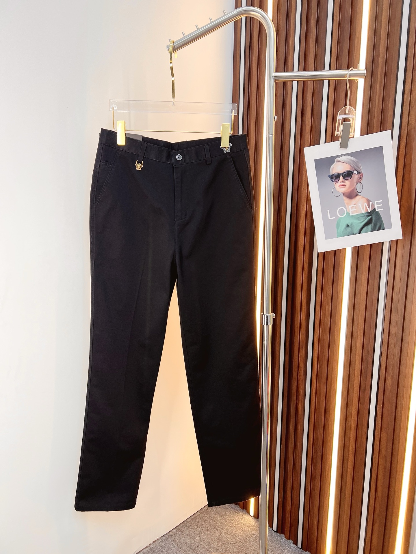 NO:841199,Versace casual pants, trousers 2026SS autumn and winter new style, special fabric for advanced custom pants, customized original hardware, heavy craftsmanship, fine lathe wiring, customized fabric, soft and comfortable, significant texture, exquisite accessories, great upper body effect, complete three standards, standard size 29-38, no 35,,versace,19860909范思哲 休闲裤 西裤2026SS秋冬新款 高级定制裤子专用面料 定制原版五金 重工工艺打造 车工走线精细 定制面料 柔软舒适 质感显著 辅料精美 上身效果超赞 三标齐全 标准尺码29-38,无35,,versace,,Men's clothing