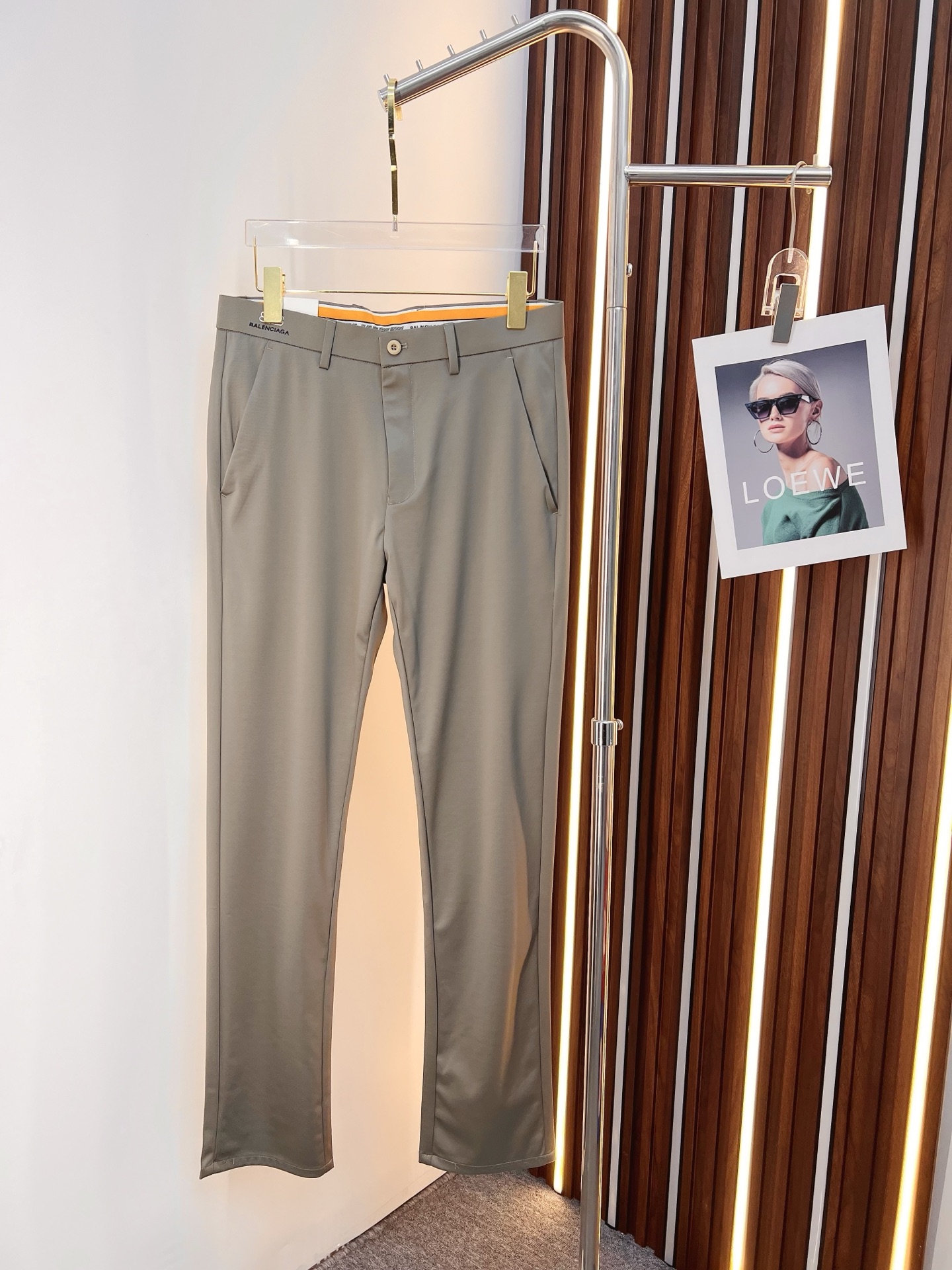 NO:841194,Balenciaga casual pants and trousers 2026SS autumn and winter new style, special fabric for advanced custom pants, customized original hardware, heavy craftsmanship, fine lathe wiring, customized fabrics, soft and comfortable, significant texture, exquisite accessories, great upper body effect, complete three standards, standard size 29-38, no 35,, balenciaga,19860909巴黎世家 休闲裤 西裤2026SS秋冬新款 高级定制裤子专用面料 定制原版五金 重工工艺打造 车工走线精细 定制面料 柔软舒适 质感显著 辅料精美 上身效果超赞 三标齐全 标准尺码29-38,无35,,balenciaga,,Men's clothing