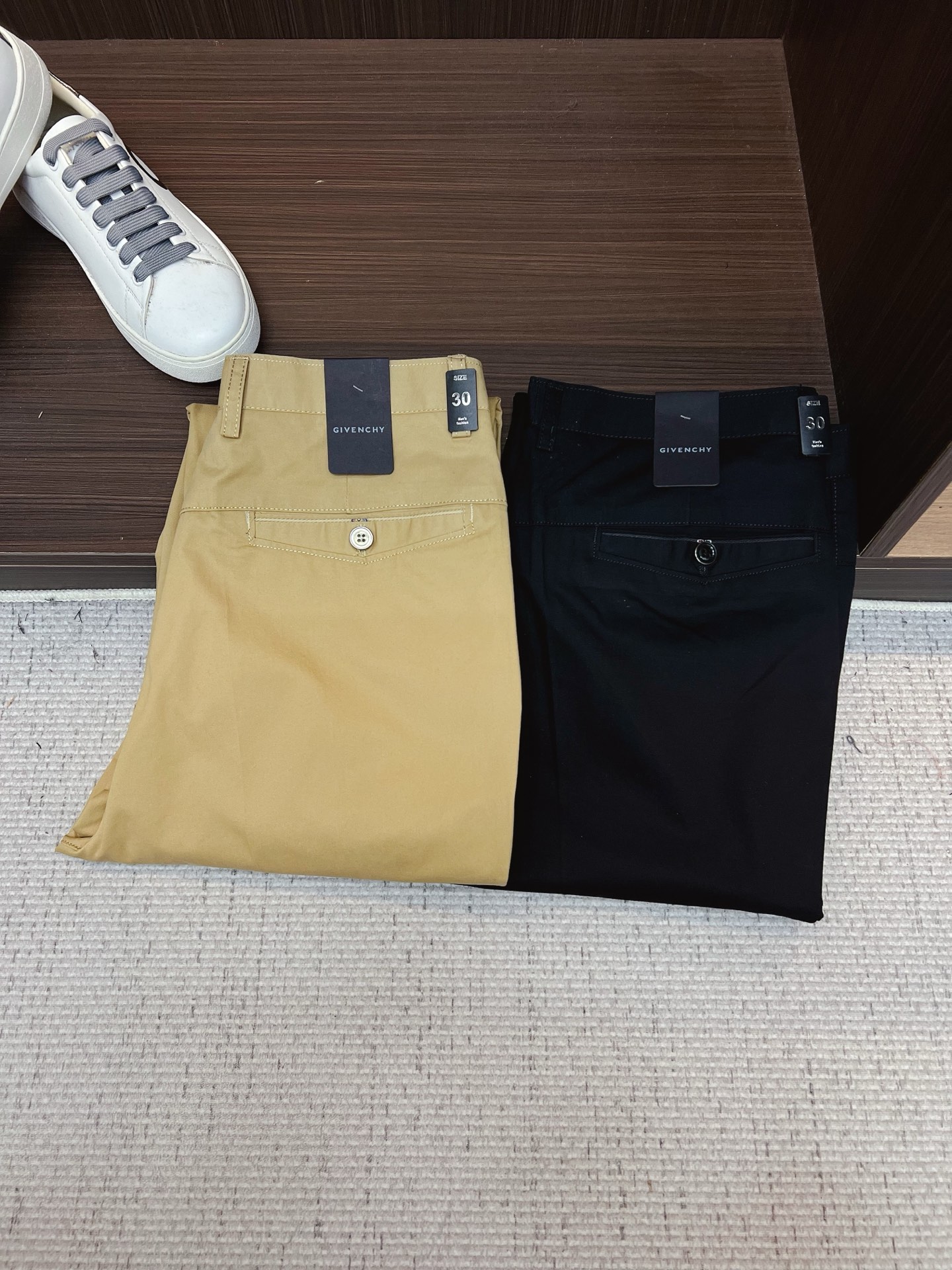 NO:834244,Givenchy casual pants, trousers 2026SS autumn and winter new style, special fabric for advanced custom pants, customized original hardware, heavy craftsmanship, fine lathe wiring, customized fabric, soft and comfortable, significant texture, exquisite accessories, great upper body effect, complete three standards, standard size 29-38, no 35,,givenchy,19860909纪梵希 休闲裤 西裤2026SS秋冬新款 高级定制裤子专用面料 定制原版五金 重工工艺打造 车工走线精细 定制面料 柔软舒适 质感显著 辅料精美 上身效果超赞 三标齐全 标准尺码29-38,无35,,givenchy,,Men's clothing