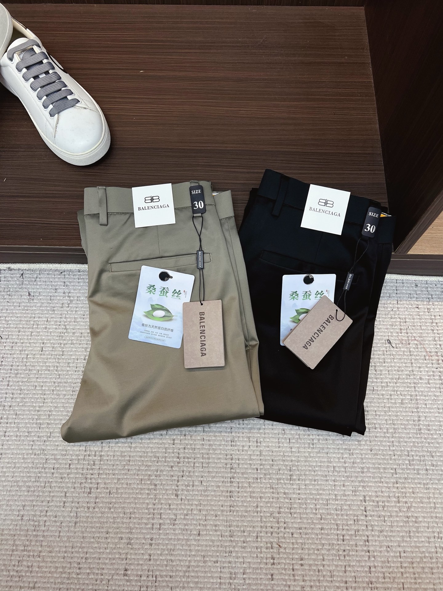 NO:834249,Balenciaga casual pants and trousers 2026SS autumn and winter new style, special fabric for advanced custom pants, customized original hardware, heavy craftsmanship, fine lathe wiring, customized fabrics, soft and comfortable, significant texture, exquisite accessories, great upper body effect, complete three standards, standard size 29-38, no 35,, balenciaga,19860909巴黎世家 休闲裤 西裤2026SS秋冬新款 高级定制裤子专用面料 定制原版五金 重工工艺打造 车工走线精细 定制面料 柔软舒适 质感显著 辅料精美 上身效果超赞 三标齐全 标准尺码29-38,无35,,balenciaga,,Men's clothing