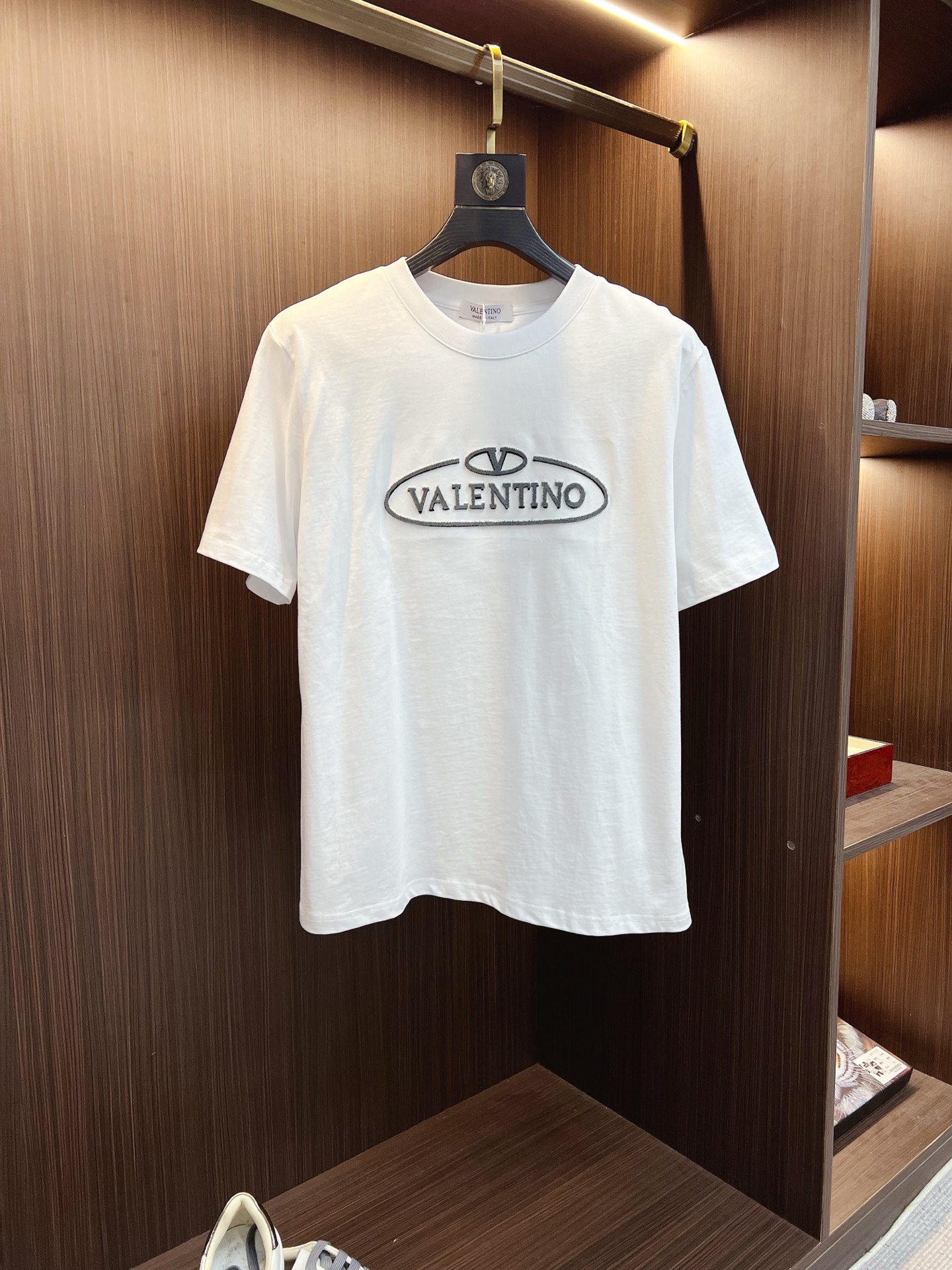 NO:912353,VLTN 2026ss new spring and summer new debut counter, the latest short-sleeved round neck T-shirt, high-end customization, avant-garde and fashionable design!  The brand logo emphasizes craftsmanship and the custom fabrics are soft to the touch. Comfortable to wear. Exquisite stitching at the counter level. Fine workmanship. The upper body effect is incomparably handsome!  A must-have item for a stylish man!  Color Black White Size S-2XL, T-shirt, tees, t-shirt,19860909VLTN 2026ss 春夏新款首发专柜最新款短袖圆领T恤 高端订制 设计前卫时尚！品牌logo重工艺设计 定制面料手感柔软.穿着舒适.专柜级别精致车线.做工精细.上身效果无敌帅气！型男必备单品！ 颜色黑色 白色 码数S-2XL,,T-shirt,tees，t-shirt,,Men's clothing
