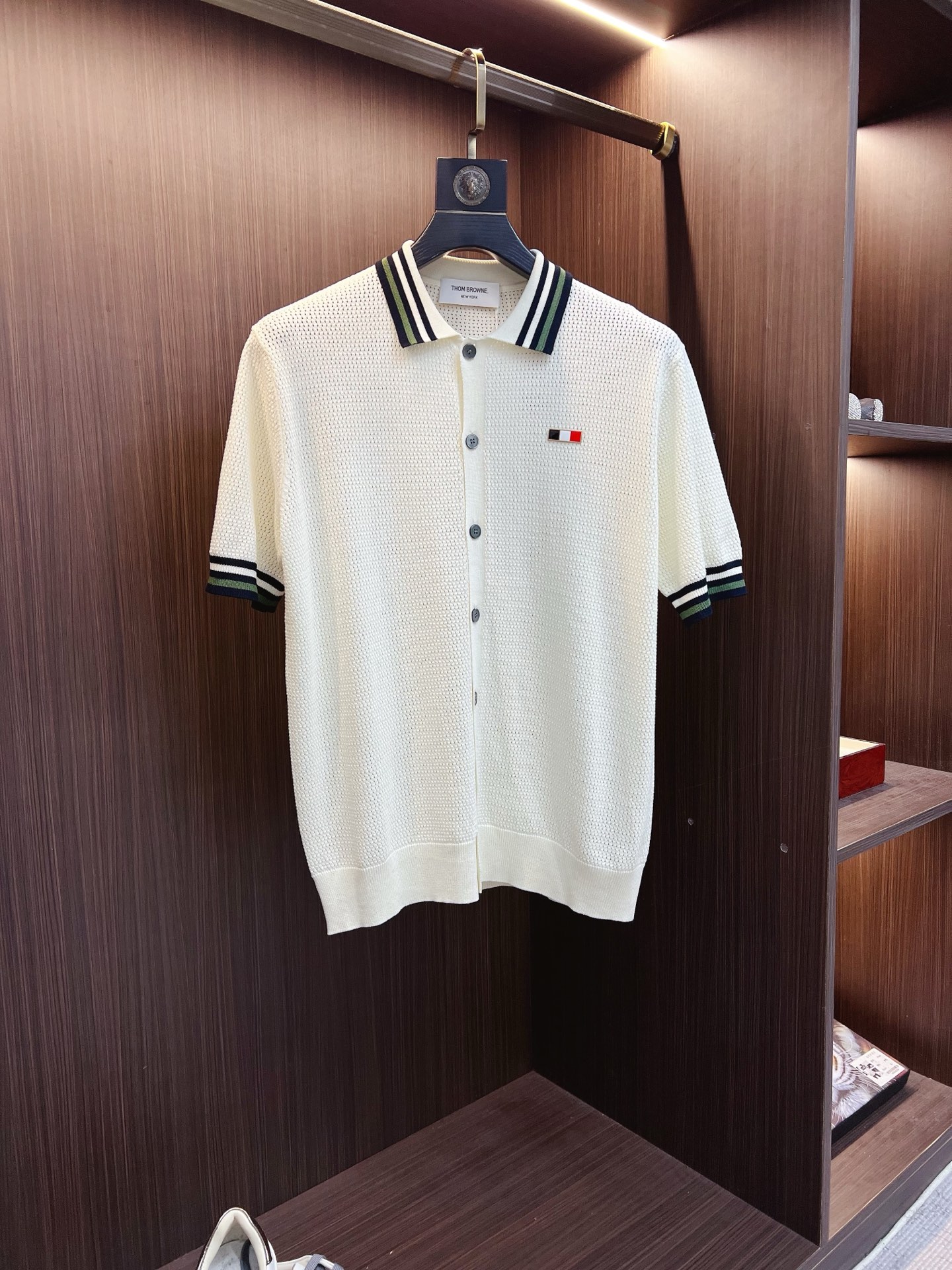 NO:837130,TB's new knitted short-sleeve, ultra-classic design, simple without any unnecessary cumbersomeness, a versatile item that is indispensable in the wardrobe, made of high-quality wool, super comfortable to wear, avant-garde and practical, exquisite and perfect craftsmanship, a classic in the fashion and leisure series!  Size M-3XL,,T-shirt,19860909TB 新款针织短袖,超经典设计,简约没有任何多余累赘感,衣橱不可缺少的一件百搭单品,采用优质羊毛制作而成,穿身上超级舒适,前卫又实穿,精致完美工艺,时尚休闲系列的经典之作！ 尺码M-3XL,,T-shirt,,Men's clothing