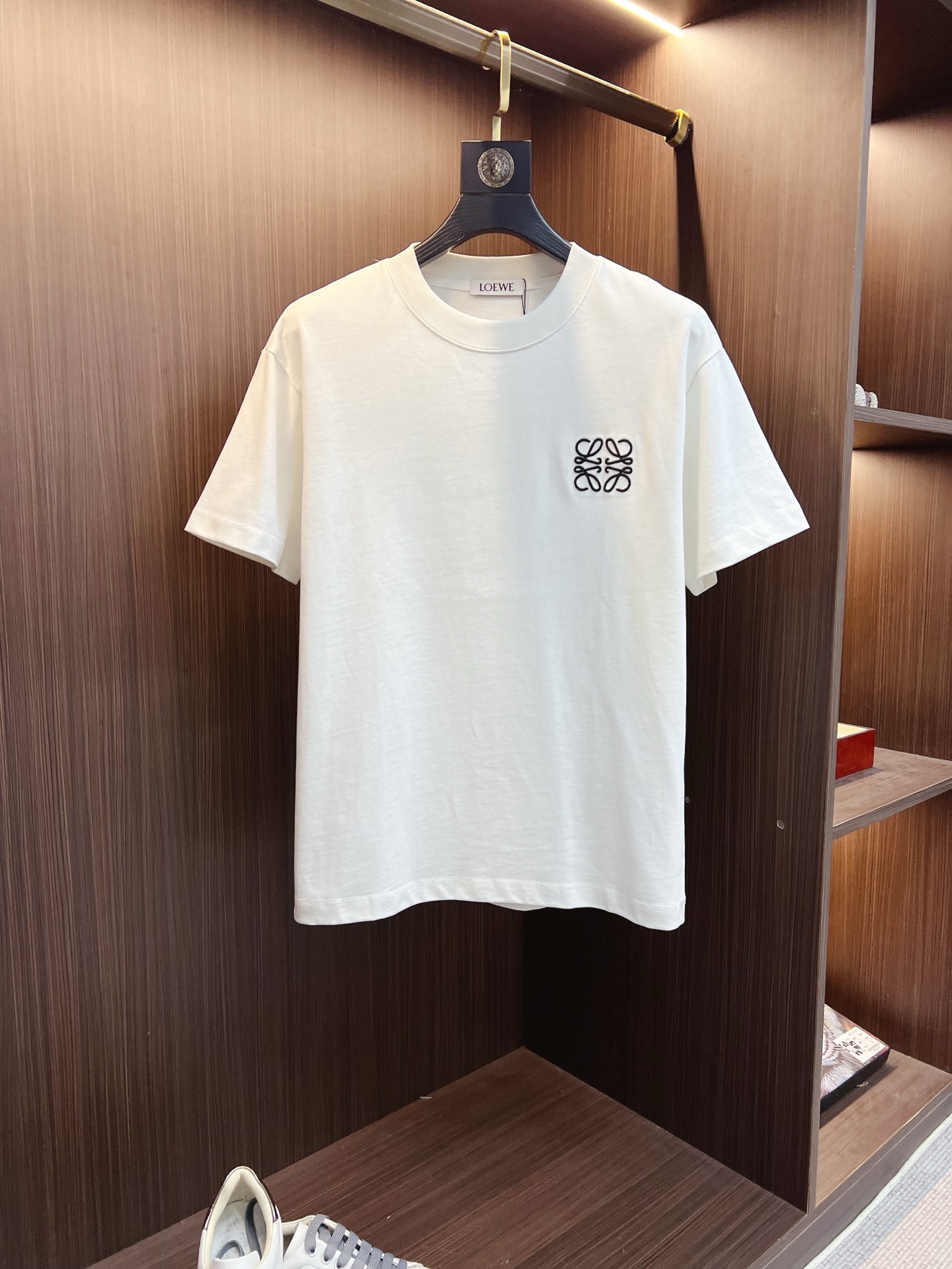 NO:848094,Loewe 2026ss new style, super attractive and stylish, the first in the industry, creating a high-end urban casual sports style, the upper body can carry all styles and combinations, same style for men and women, size S-2XL,,loewe,19860909罗意威 2026ss新款 超级耐看有型 业内首发,打造高端都市休闲运动风格,上身可以承载一切的风格搭配,男女同款 码数S-2XL,,loewe,,Men's clothing