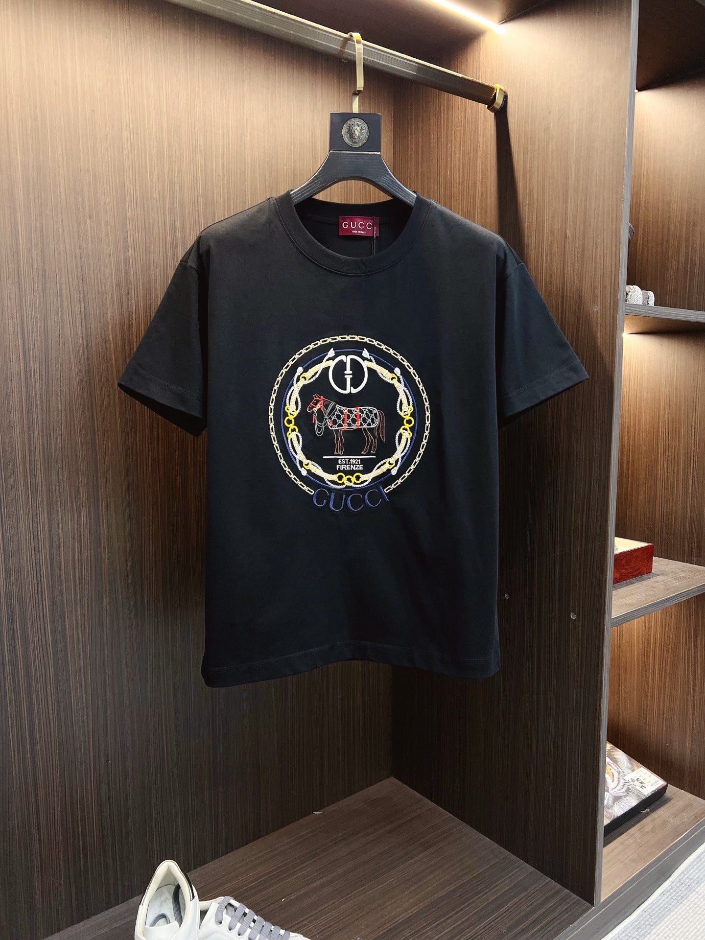 NO:848096,GUCCI Gucci 2026ss new style, super attractive and stylish, first in the industry, creating high-end urban casual sports style, the upper body can carry all styles and combinations, same style for men and women, size S-2XL,, gucci,19860909GUCCI 古奇 2026ss新款 超级耐看有型 业内首发,打造高端都市休闲运动风格,上身可以承载一切的风格搭配,男女同款 码数S-2XL,,gucci,,Men's clothing