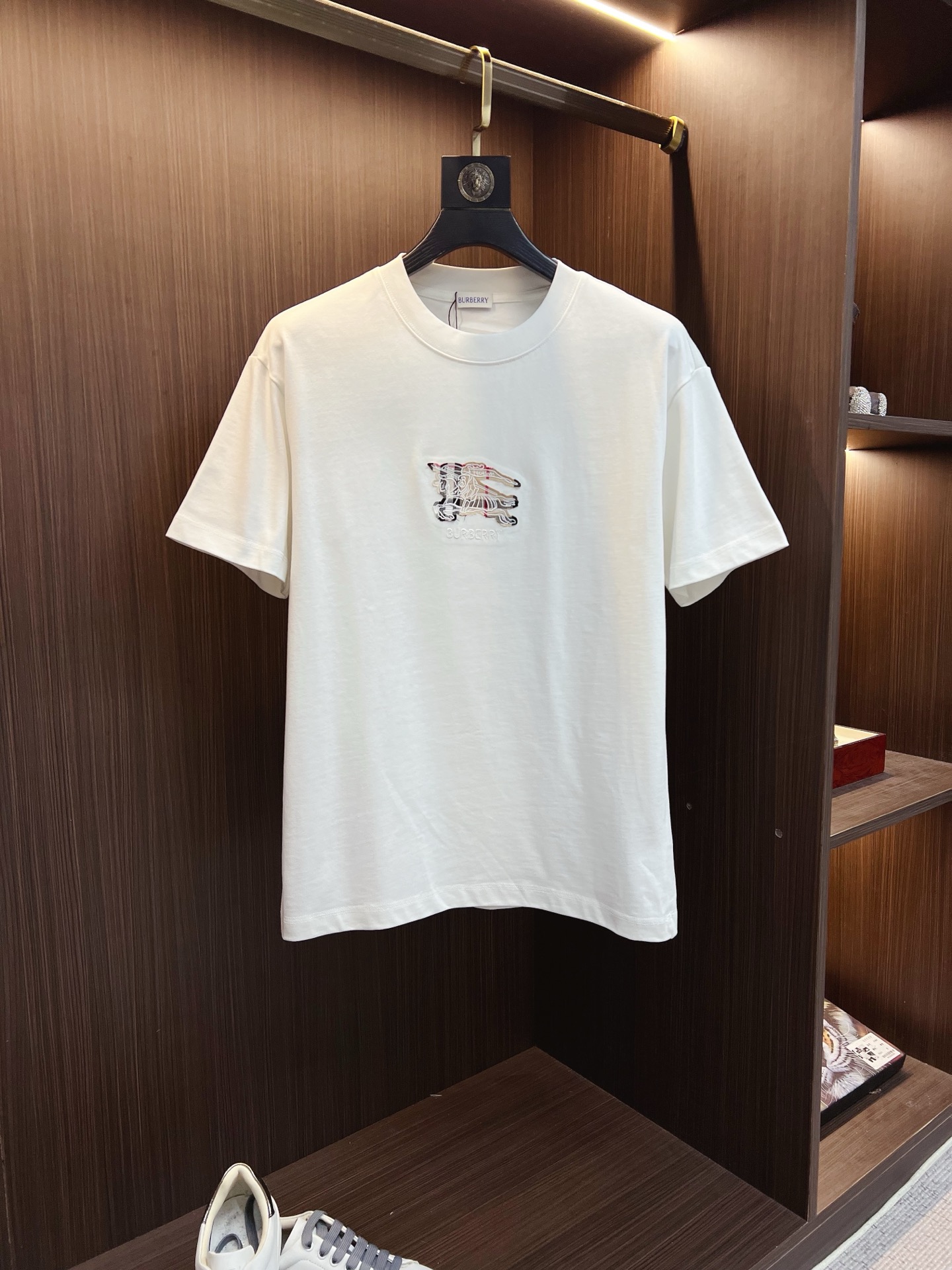 NO:848100,Burberry 2026ss new style, super attractive and stylish, first in the industry, creating high-end urban casual sports style, the upper body can carry all styles and combinations, same style for men and women, size S-2XL,, burberry, burberry,19860909Burberry 巴宝莉 2026ss新款 超级耐看有型 业内首发,打造高端都市休闲运动风格,上身可以承载一切的风格搭配,男女同款 码数S-2XL,,burberry,burberry,,Men's clothing