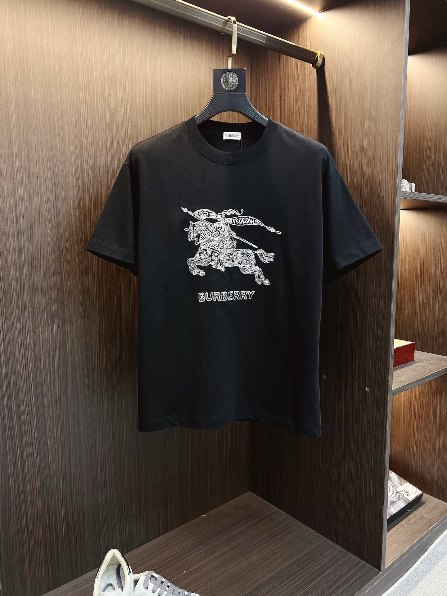 NO:848106,Burberry 2026ss new style, super attractive and stylish, first in the industry, creating high-end urban casual sports style, the upper body can carry all styles and combinations, same style for men and women, size S-2XL,, burberry, burberry,19860909Burberry 巴宝莉 2026ss新款 超级耐看有型 业内首发,打造高端都市休闲运动风格,上身可以承载一切的风格搭配,男女同款 码数S-2XL,,burberry,burberry,,Men's clothing