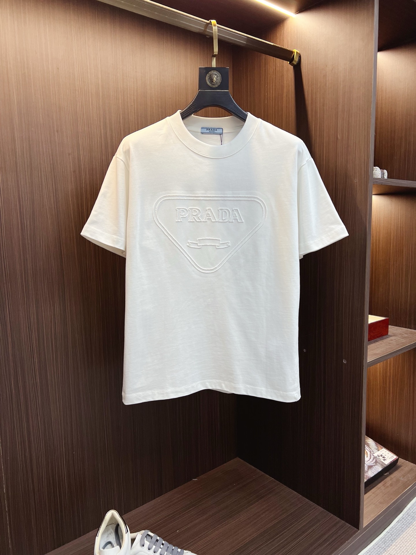 NO:838663,PRADA 2026ss new style, super attractive and stylish, first in the industry, creating high-end urban casual sports style, the upper body can carry all styles and combinations, same style for men and women, size S-2XL,, prada, prada,19860909PRADA 普拉达 2026ss新款 超级耐看有型 业内首发,打造高端都市休闲运动风格,上身可以承载一切的风格搭配,男女同款 码数S-2XL,,prada,prada,,Men's clothing
