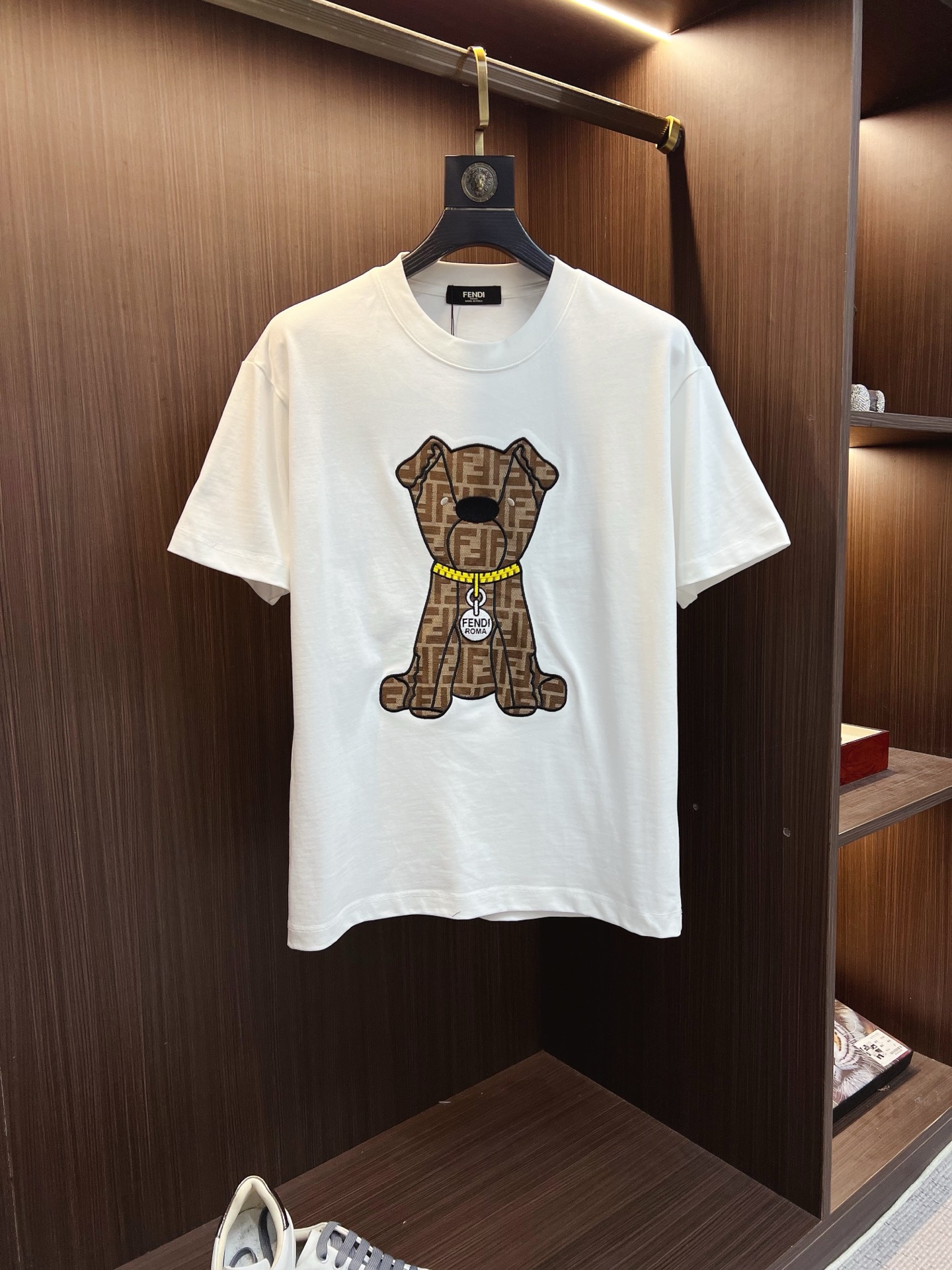 NO:838677,FENDI Fendi 2026ss new style, super attractive and stylish, first in the industry, creating a high-end urban casual sports style, the upper body can carry all styles and combinations, same style for men and women, size S-2XL,,fendi,fendi,19860909FENDI 芬迪 2026ss新款 超级耐看有型 业内首发,打造高端都市休闲运动风格,上身可以承载一切的风格搭配,男女同款 码数S-2XL,,fendi,fendi,,Men's clothing