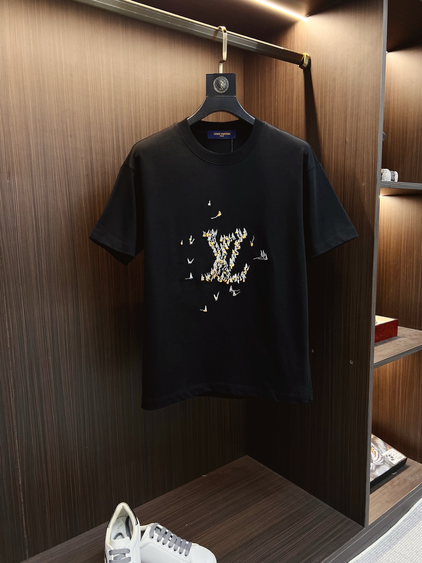 NO:838684,LV 2026ss new style, super attractive and stylish, first in the industry, creating a high-end urban casual sports style, the upper body can carry all styles and combinations, same style for men and women, size S-2XL,,19860909ＬＶ 2026ss新款 超级耐看有型 业内首发,打造高端都市休闲运动风格,上身可以承载一切的风格搭配,男女同款 码数S-2XL,,,Men's clothing