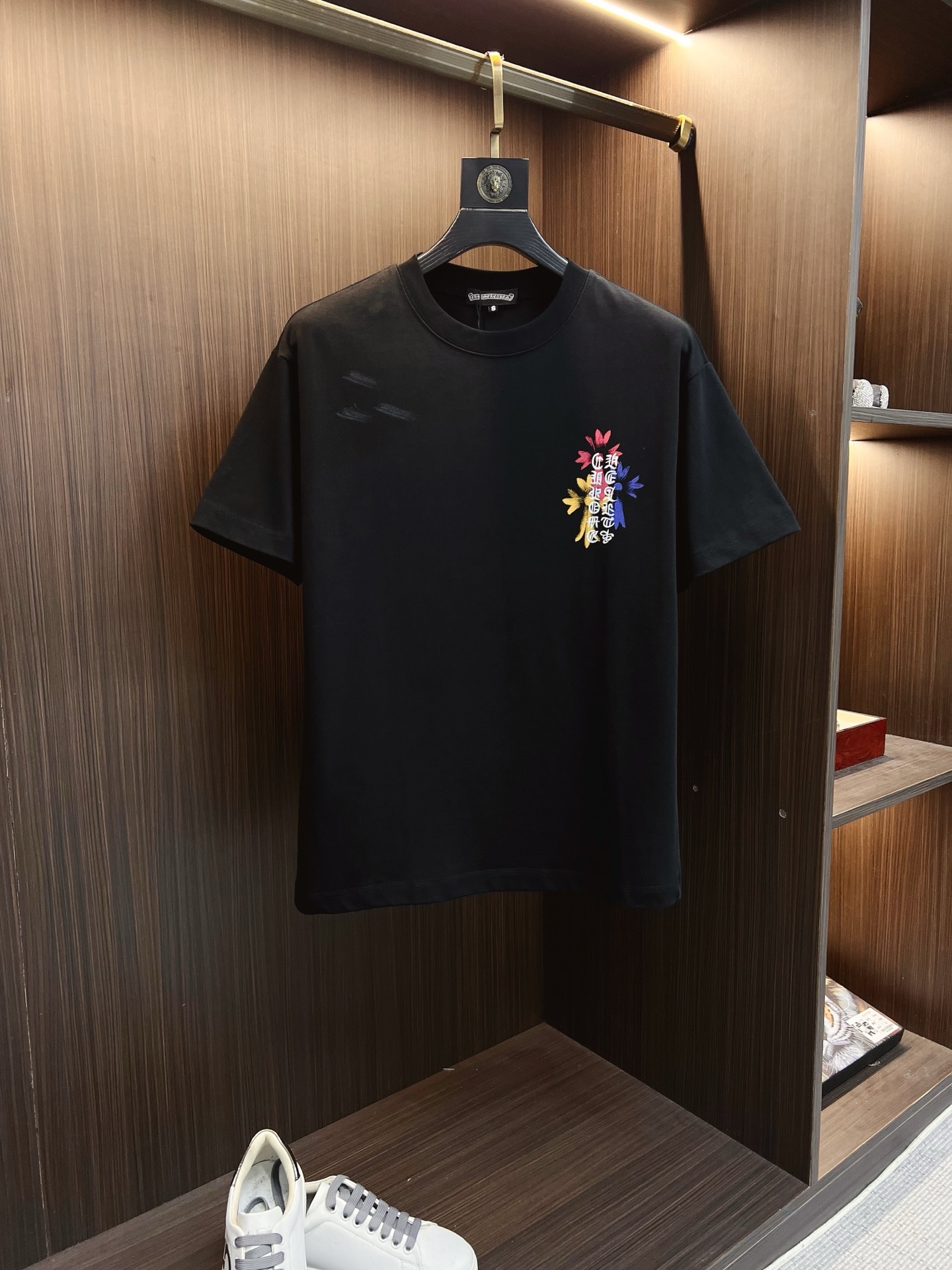 NO:835635,Chrome Hearts 2026ss new style, super attractive and stylish, first in the industry, creating a high-end urban casual sports style, the upper body can carry all styles and combinations, same style for men and women, size S-2XL,, chrome hearts,19860909克罗心 2026ss新款 超级耐看有型 业内首发,打造高端都市休闲运动风格,上身可以承载一切的风格搭配,男女同款 码数S-2XL,,chrome hearts,,Men's clothing