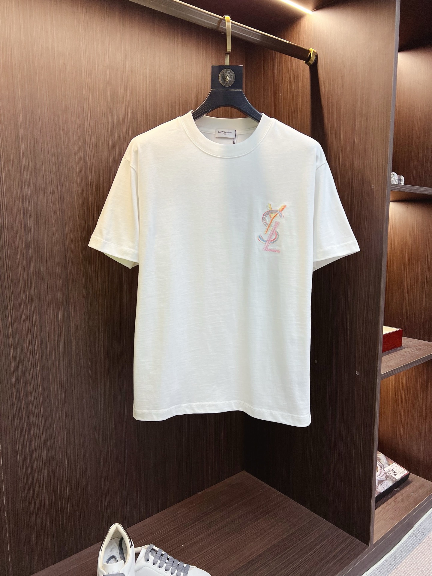 NO:835641,Saint Laurent 2026ss new style, super attractive and stylish, first in the industry, creating a high-end urban casual sports style, the upper body can carry all styles and combinations, same style for men and women, size S-2XL,, saint laurent,19860909圣罗兰 2026ss新款 超级耐看有型 业内首发,打造高端都市休闲运动风格,上身可以承载一切的风格搭配,男女同款 码数S-2XL,,saint laurent,,Men's clothing
