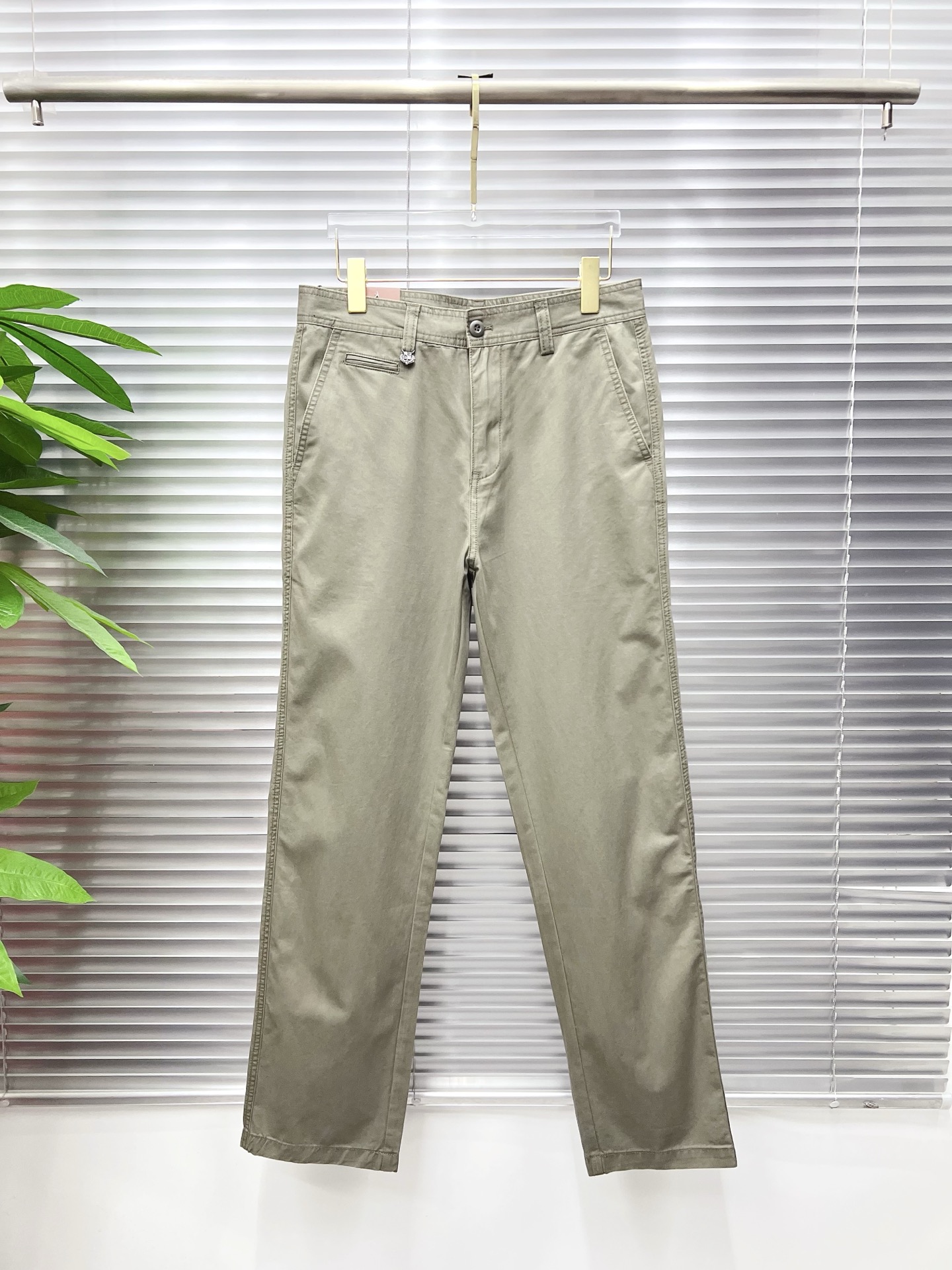 NO:872300,LP Casual Pants, Western Pants 2026SS Autumn and Winter New Style, Special Fabric for Advanced Custom Pants, Customized Original Hardware, Heavy Craftsmanship, Fine Turning, Customized Fabric, Soft and Comfortable, Remarkable Texture, Exquisite Accessories, Excellent Upper Body Effect, Complete Three Standards, Standard Sizes 29-38, No 35,, loro piana,19860909LP 休闲裤 西裤2026SS秋冬新款 高级定制裤子专用面料 定制原版五金 重工工艺打造 车工走线精细 定制面料 柔软舒适 质感显著 辅料精美 上身效果超赞 三标齐全 标准尺码29-38,无35,,loro piana,,Men's clothing
