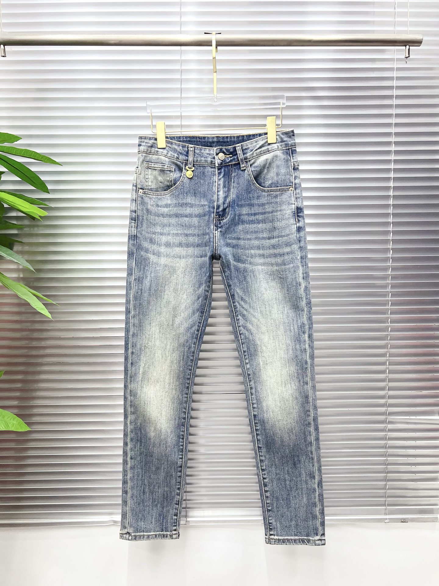 NO:872296,Versace men's denim jeans, official album and poster style!  High-grade imported denim raw color fabrics are supplied to customers, and the pure 13oz denim fabrics from Okayama, Japan are specially selected. Heavy-duty environmentally friendly plant enzyme washing process is used. The texture has a light retro color, which is quite beautiful and is very suitable for autumn and winter color matching. The fabric is soft and delicate after washing, but has strong bones and a slight stretch, providing an excellent comfortable experience. There is no damage from any technological elements throughout the body, retaining the purest tannin color!  The details throughout the body are perfect, exquisite and sophisticated. The latest leather label on the waist highlights the brand's characteristics. The hardware accessories, leather label and wiring all reflect the craftsmanship!  The silhouette is perfectly tailored and has excellent butt lift and slimming effect. It can be easily matched with any top in the wardrobe. It has wide compatibility and is suitable for various daily wear. The upper body is full of style. It is a must-have trousers for those who are obsessed with quality control and 1V!  Sizes 29-38 (not 35.37),,versace,jeans,19860909范思哲 男士丹宁牛仔裤,官宣画册海报穿搭款！ 客供高级进口的丹宁原色面料,特选日本冈山纯正13oz 盎司牛仔布料,重磅环保植物酵素水洗工艺,肌理有着淡淡的复古色彩,相当漂亮,极符合秋冬的配色,面料经过水洗后柔软细腻,但筋骨感极强,且略带弹力,提供了绝佳的舒适体验,通身无任何工艺元素破坏,保留了最纯粹的丹宁本色！通身细节完美如斯,精湛且考究,最新的腰部皮标彰显了品牌特质,五金配件、皮标、走线无不体现出匠心工艺！版型剪裁完美,提臀修身效果绝佳,可轻松横扫衣橱任何的上装搭配,兼容性广泛,满足于日常各种穿搭,上身型款十足,于品质控及1V迷控者必入型裤装！ 尺码29—38（没35.37）,,versace,jeans,,Men's clothing