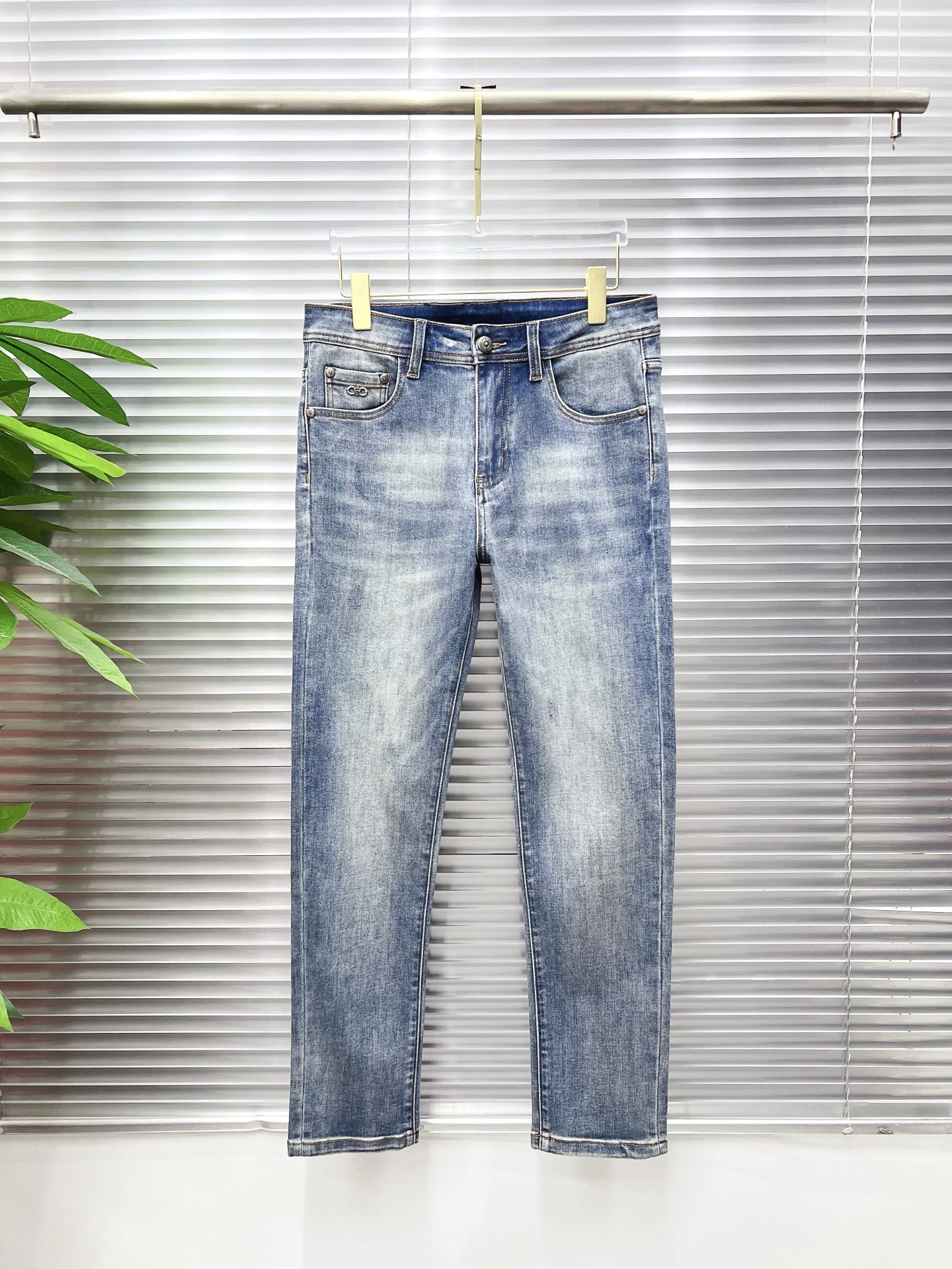NO:872301,Croxin men's denim jeans, official album and poster wear style!  High-grade imported denim raw color fabrics are supplied to customers, and the pure 13oz denim fabrics from Okayama, Japan are specially selected. Heavy-duty environmentally friendly plant enzyme washing process is used. The texture has a light retro color, which is quite beautiful and is very suitable for autumn and winter color matching. The fabric is soft and delicate after washing, but has strong bones and a slight stretch, providing an excellent comfortable experience. There is no damage from any technological elements throughout the body, retaining the purest tannin color!  The details throughout the body are perfect, exquisite and sophisticated. The latest leather label on the waist highlights the brand's characteristics. The hardware accessories, leather label and wiring all reflect the craftsmanship!  The silhouette is perfectly tailored and has excellent butt lift and slimming effect. It can be easily matched with any top in the wardrobe. It has wide compatibility and is suitable for various daily wear. The upper body is full of style. It is a must-have trousers for those who are obsessed with quality control and 1V!  Sizes 29-38 (not 35.37),,chrome hearts,jeans,19860909克罗心 男士丹宁牛仔裤,官宣画册海报穿搭款！ 客供高级进口的丹宁原色面料,特选日本冈山纯正13oz 盎司牛仔布料,重磅环保植物酵素水洗工艺,肌理有着淡淡的复古色彩,相当漂亮,极符合秋冬的配色,面料经过水洗后柔软细腻,但筋骨感极强,且略带弹力,提供了绝佳的舒适体验,通身无任何工艺元素破坏,保留了最纯粹的丹宁本色！通身细节完美如斯,精湛且考究,最新的腰部皮标彰显了品牌特质,五金配件、皮标、走线无不体现出匠心工艺！版型剪裁完美,提臀修身效果绝佳,可轻松横扫衣橱任何的上装搭配,兼容性广泛,满足于日常各种穿搭,上身型款十足,于品质控及1V迷控者必入型裤装！ 尺码29—38（没35.37）,,chrome hearts,jeans,,Men's clothing