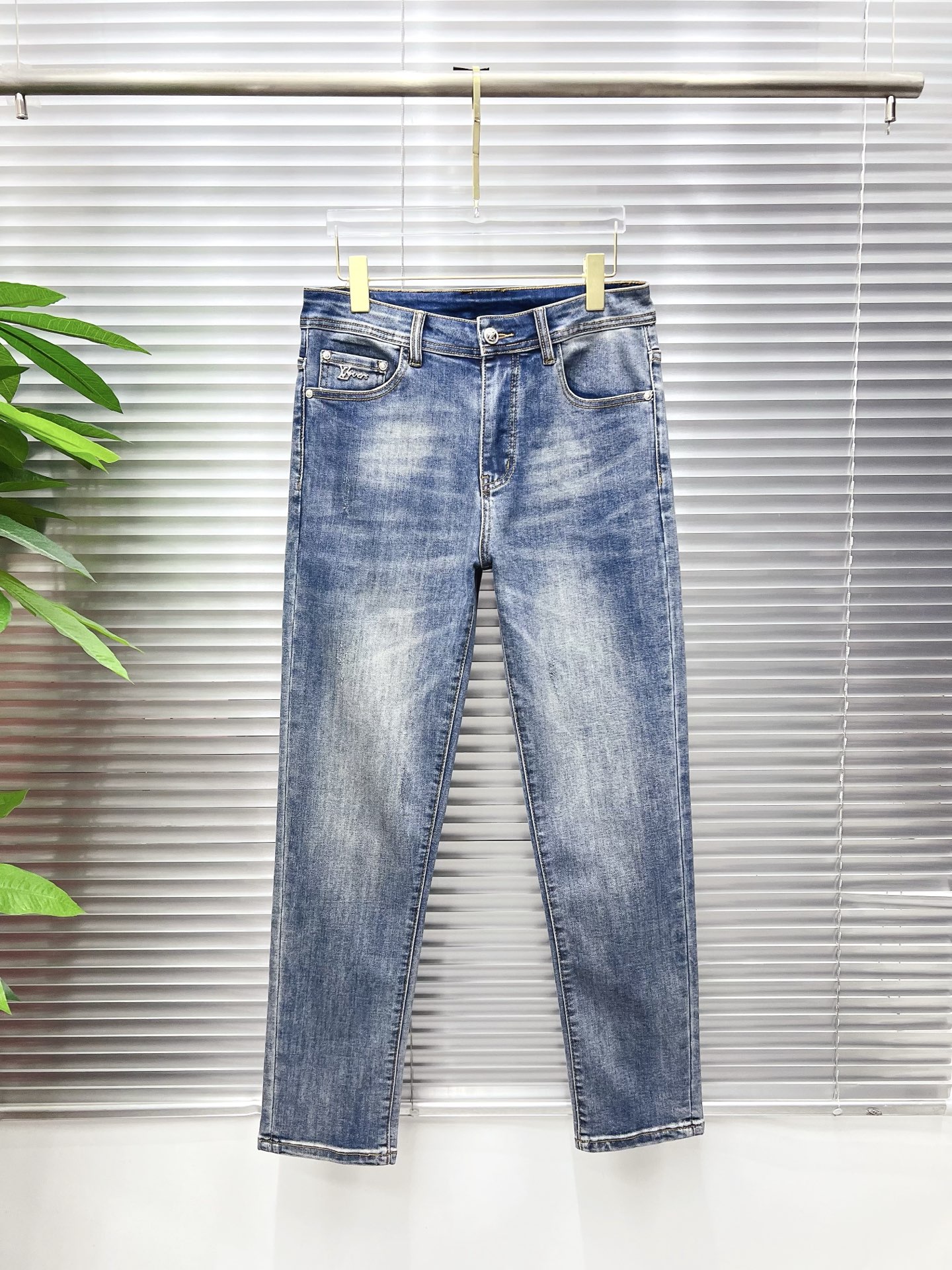 NO:872249,LV men's denim jeans, official album and poster outfit style!  High-grade imported denim raw color fabrics are supplied to customers, and the pure 13oz denim fabrics from Okayama, Japan are specially selected. Heavy-duty environmentally friendly plant enzyme washing process is used. The texture has a light retro color, which is quite beautiful and is very suitable for autumn and winter color matching. The fabric is soft and delicate after washing, but has strong bones and a slight stretch, providing an excellent comfortable experience. There is no damage from any technological elements throughout the body, retaining the purest tannin color!  The details throughout the body are perfect, exquisite and sophisticated. The latest leather label on the waist highlights the brand's characteristics. The hardware accessories, leather label and wiring all reflect the craftsmanship!  The silhouette is perfectly tailored and has excellent butt lift and slimming effect. It can be easily matched with any top in the wardrobe. It has wide compatibility and is suitable for various daily wear. The upper body is full of style. It is a must-have trousers for those who are obsessed with quality control and 1V!  Size 29-38 (not 35.37),,louis vuitton,jeans,19860909LV 男士丹宁牛仔裤,官宣画册海报穿搭款！ 客供高级进口的丹宁原色面料,特选日本冈山纯正13oz 盎司牛仔布料,重磅环保植物酵素水洗工艺,肌理有着淡淡的复古色彩,相当漂亮,极符合秋冬的配色,面料经过水洗后柔软细腻,但筋骨感极强,且略带弹力,提供了绝佳的舒适体验,通身无任何工艺元素破坏,保留了最纯粹的丹宁本色！通身细节完美如斯,精湛且考究,最新的腰部皮标彰显了品牌特质,五金配件、皮标、走线无不体现出匠心工艺！版型剪裁完美,提臀修身效果绝佳,可轻松横扫衣橱任何的上装搭配,兼容性广泛,满足于日常各种穿搭,上身型款十足,于品质控及1V迷控者必入型裤装！ 尺码29—38（没35.37）,,louis vuitton,jeans,,Men's clothing