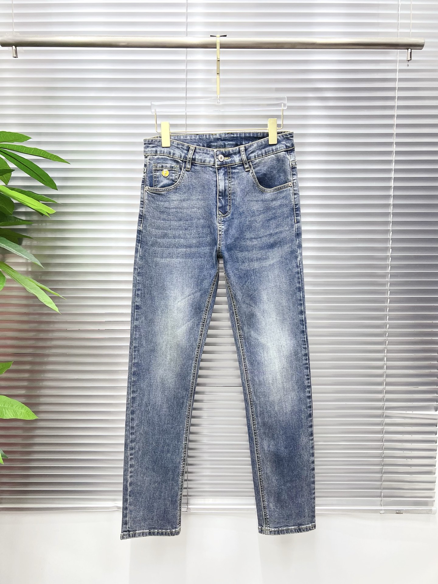 NO:872312,FENDI Fendi Men's Denim Jeans, Official Announcement Album and Poster Style!  High-grade imported denim raw color fabrics are supplied to customers, and the pure 13oz denim fabrics from Okayama, Japan are specially selected. Heavy-duty environmentally friendly plant enzyme washing process is used. The texture has a light retro color, which is quite beautiful and is very suitable for autumn and winter color matching. The fabric is soft and delicate after washing, but has strong bones and a slight stretch, providing an excellent comfortable experience. There is no damage from any technological elements throughout the body, retaining the purest tannin color!  The details throughout the body are perfect, exquisite and sophisticated. The latest leather label on the waist highlights the brand's characteristics. The hardware accessories, leather label and wiring all reflect the craftsmanship!  The silhouette is perfectly tailored and has excellent butt lift and slimming effect. It can be easily matched with any top in the wardrobe. It has wide compatibility and is suitable for various daily wear. The upper body is full of style. It is a must-have trousers for those who are obsessed with quality control and 1V!  Sizes 29-38 (not 35.37),,fendi,fendi,jeans,19860909FENDI 芬迪 男士丹宁牛仔裤,官宣画册海报穿搭款！ 客供高级进口的丹宁原色面料,特选日本冈山纯正13oz 盎司牛仔布料,重磅环保植物酵素水洗工艺,肌理有着淡淡的复古色彩,相当漂亮,极符合秋冬的配色,面料经过水洗后柔软细腻,但筋骨感极强,且略带弹力,提供了绝佳的舒适体验,通身无任何工艺元素破坏,保留了最纯粹的丹宁本色！通身细节完美如斯,精湛且考究,最新的腰部皮标彰显了品牌特质,五金配件、皮标、走线无不体现出匠心工艺！版型剪裁完美,提臀修身效果绝佳,可轻松横扫衣橱任何的上装搭配,兼容性广泛,满足于日常各种穿搭,上身型款十足,于品质控及1V迷控者必入型裤装！ 尺码29—38（没35.37）,,fendi,fendi,jeans,,Men's clothing